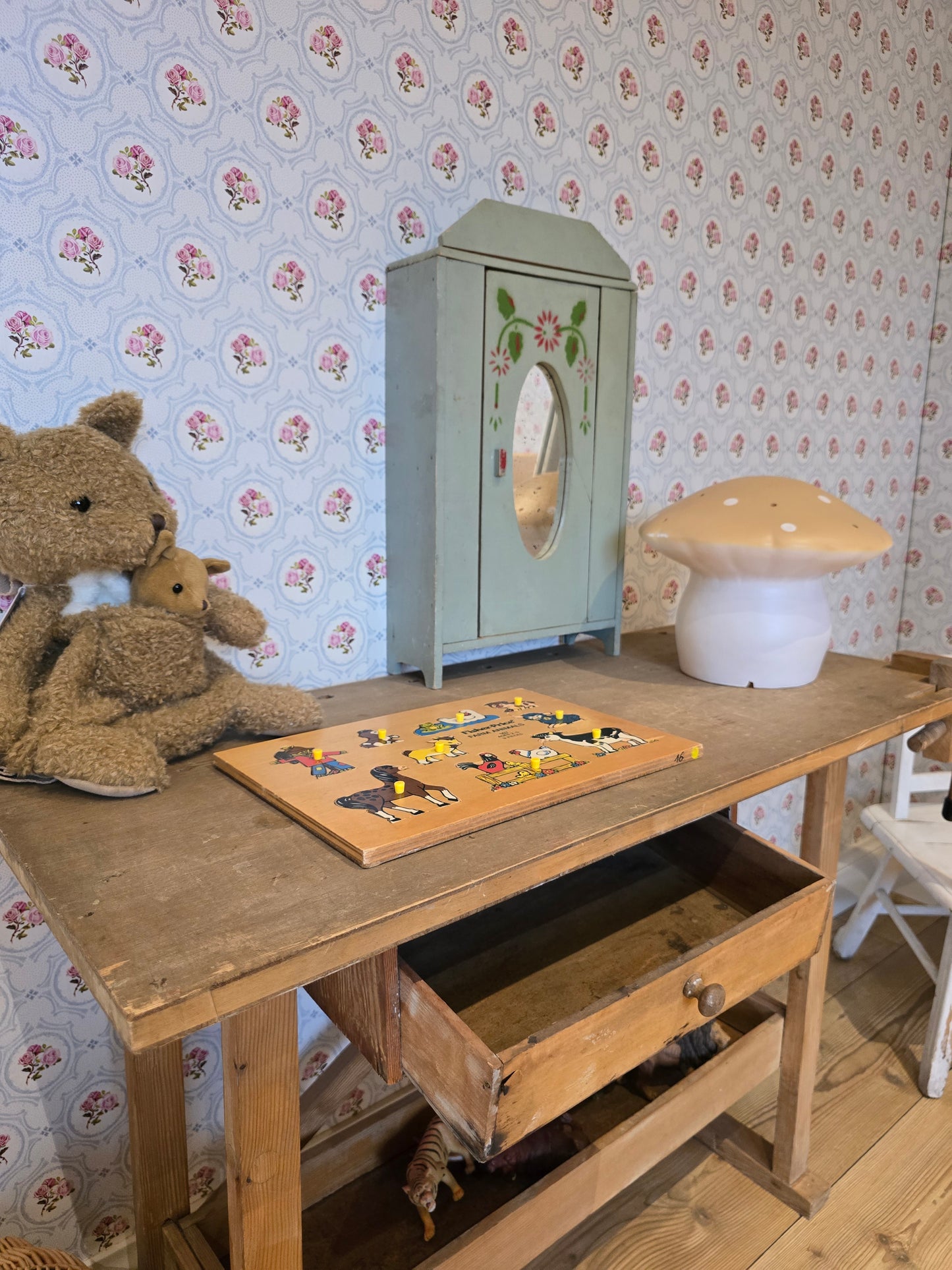 Oude houten brocante kinderwerkbank