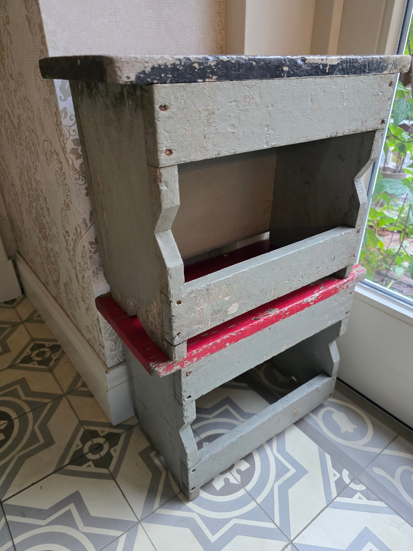 Brocante opstapje, grijs rood