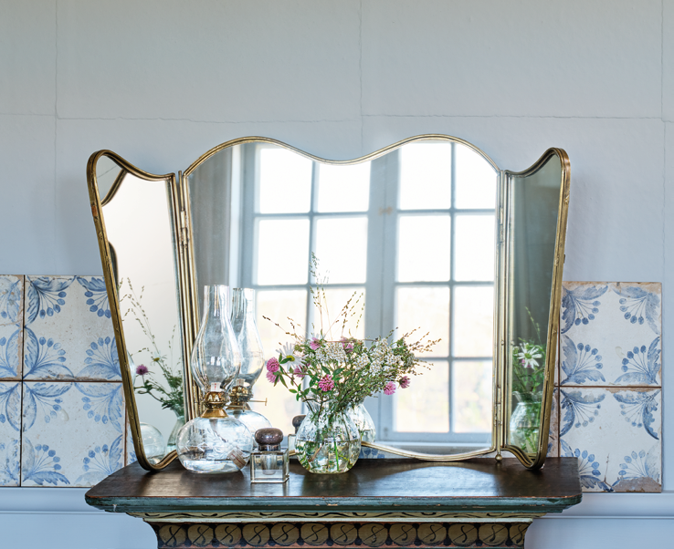 glazen vaasje Strömshaga met veldbloemen brocante interieur
