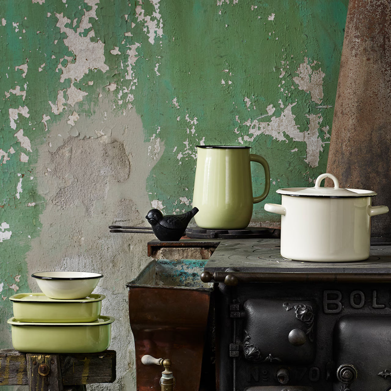 Groene emaille kan van Stromshaga met vintage uitstraling, decoratief en functioneel voor keuken of interieur