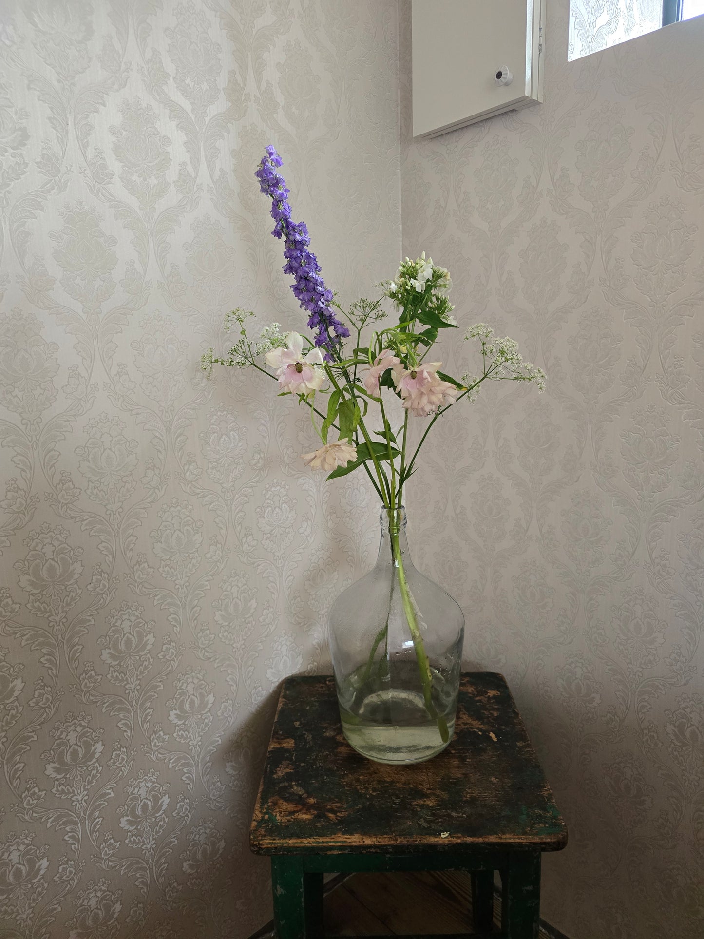 Oude Dame Jeanne fles, wit glas