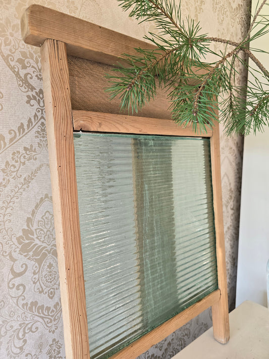 Oud wasbord, met glas