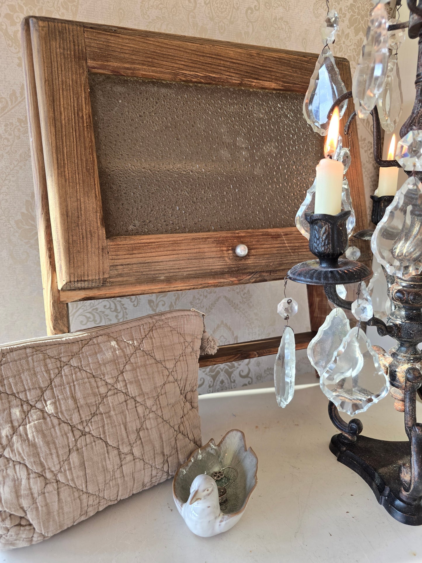 Houten hangkastje, met glas en legger