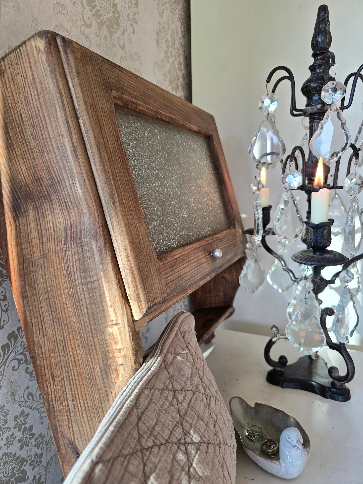 Houten hangkastje, met glas en legger