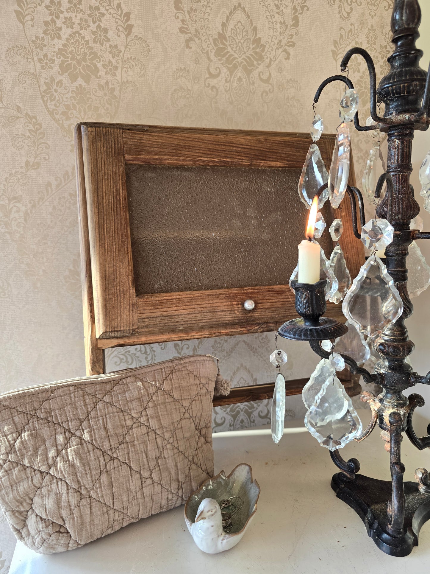 Houten hangkastje, met glas en legger