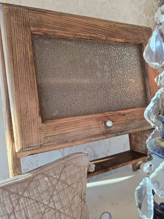 Houten hangkastje, met glas en legger