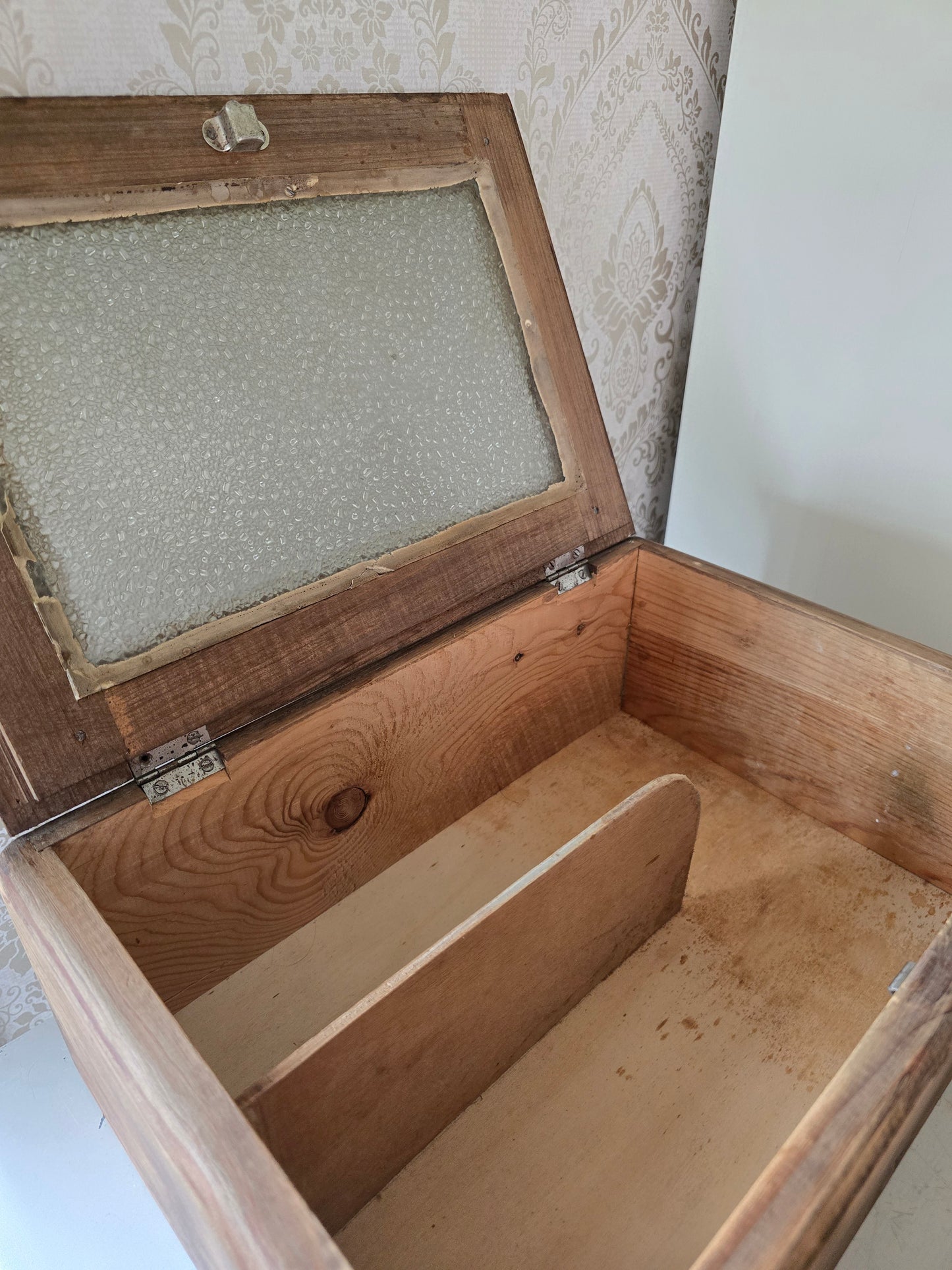 Houten hangkastje, met glas en legger