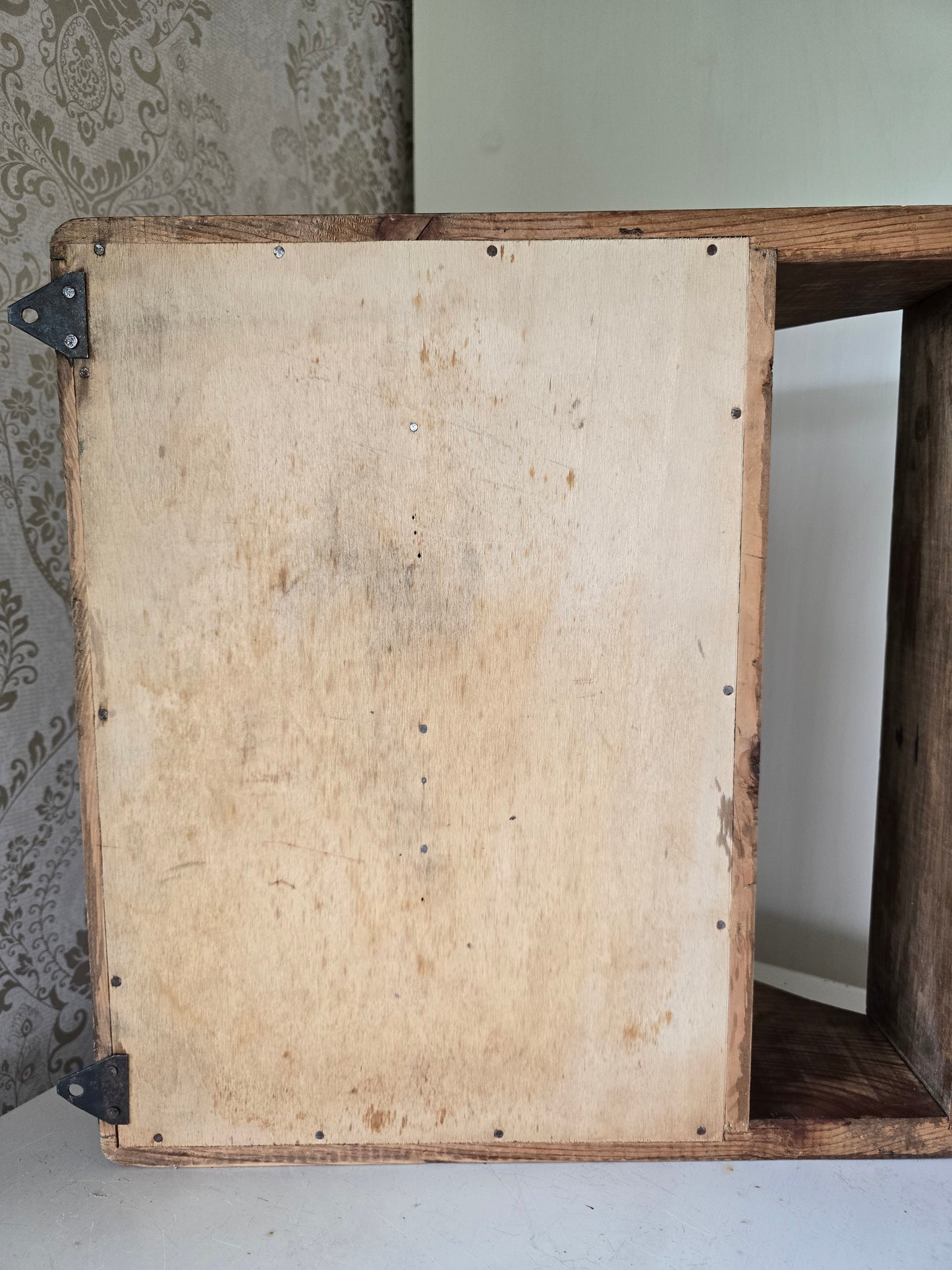 Houten hangkastje, met glas en legger