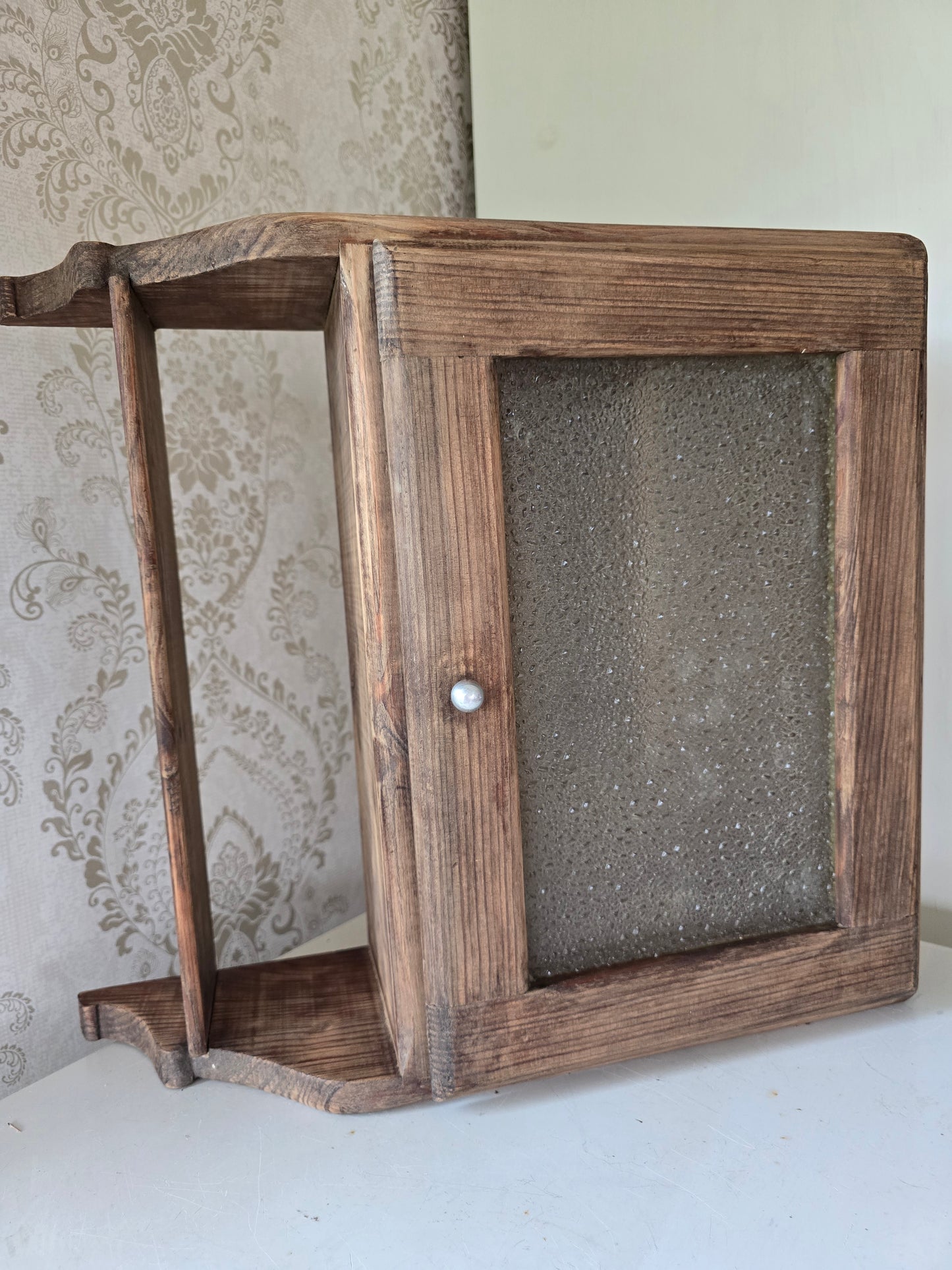 Houten hangkastje, met glas en legger