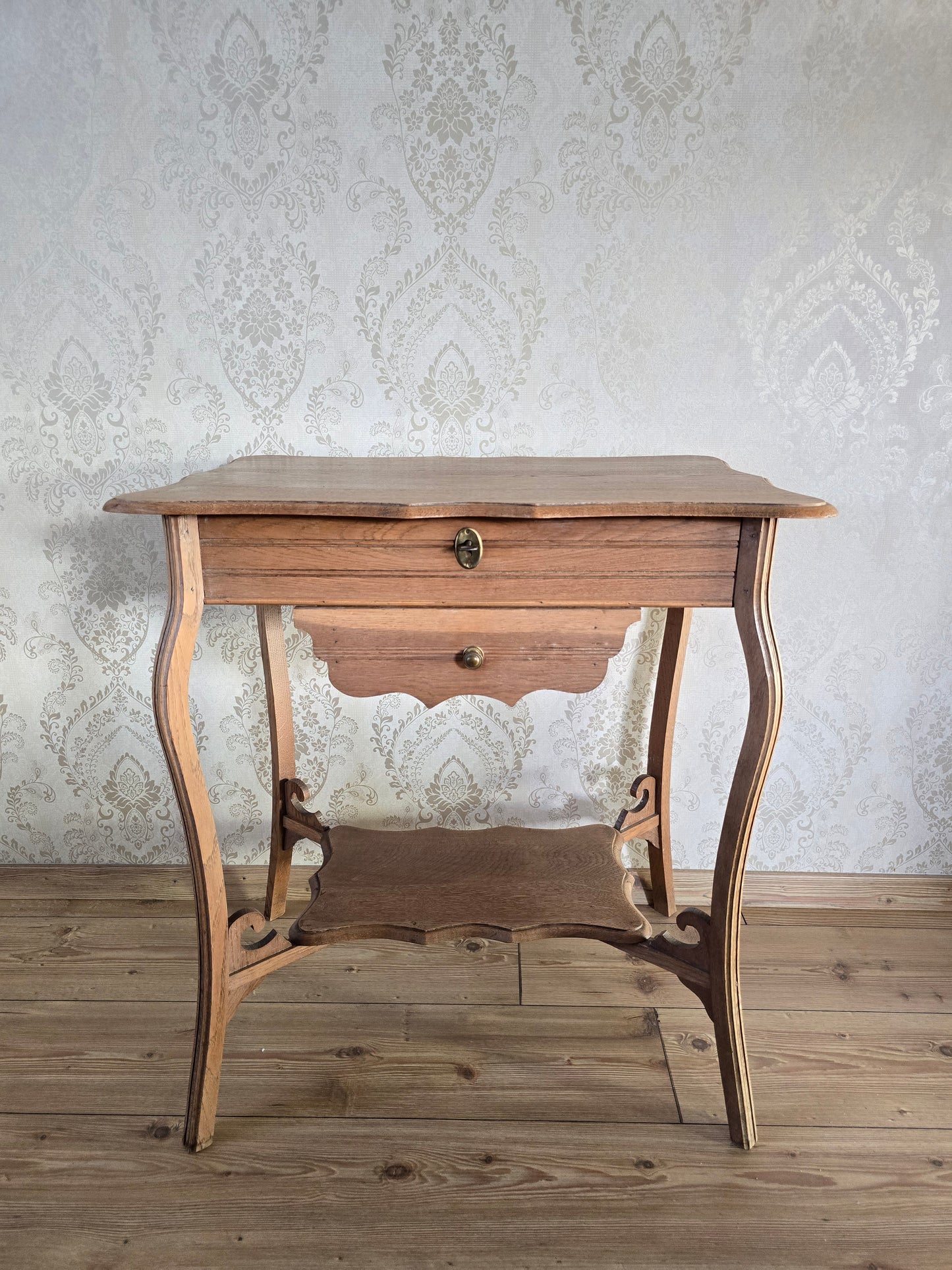 Houten bijzettafel, met spiegel, schuifje en legger