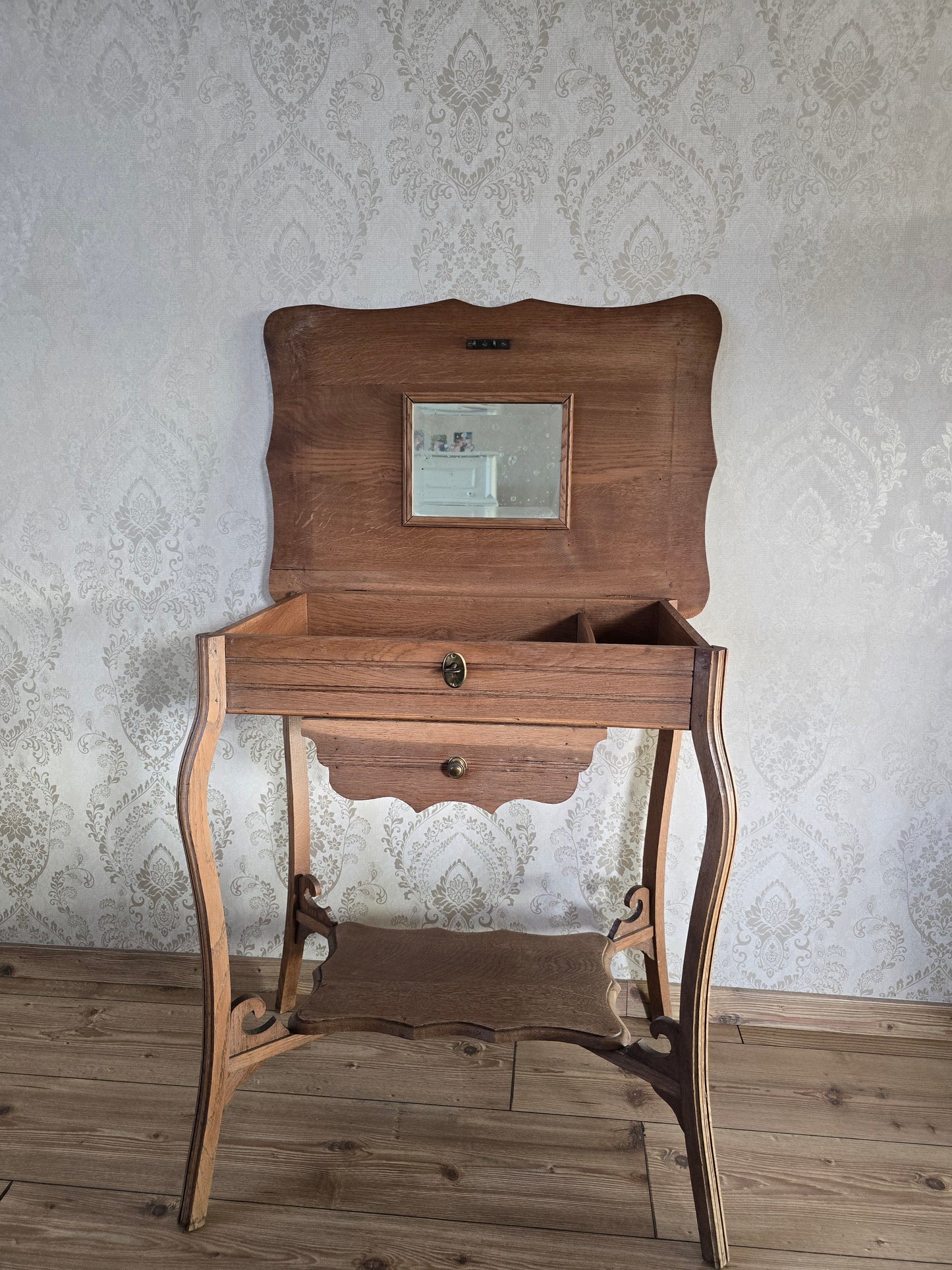 Houten bijzettafel, met spiegel, schuifje en legger