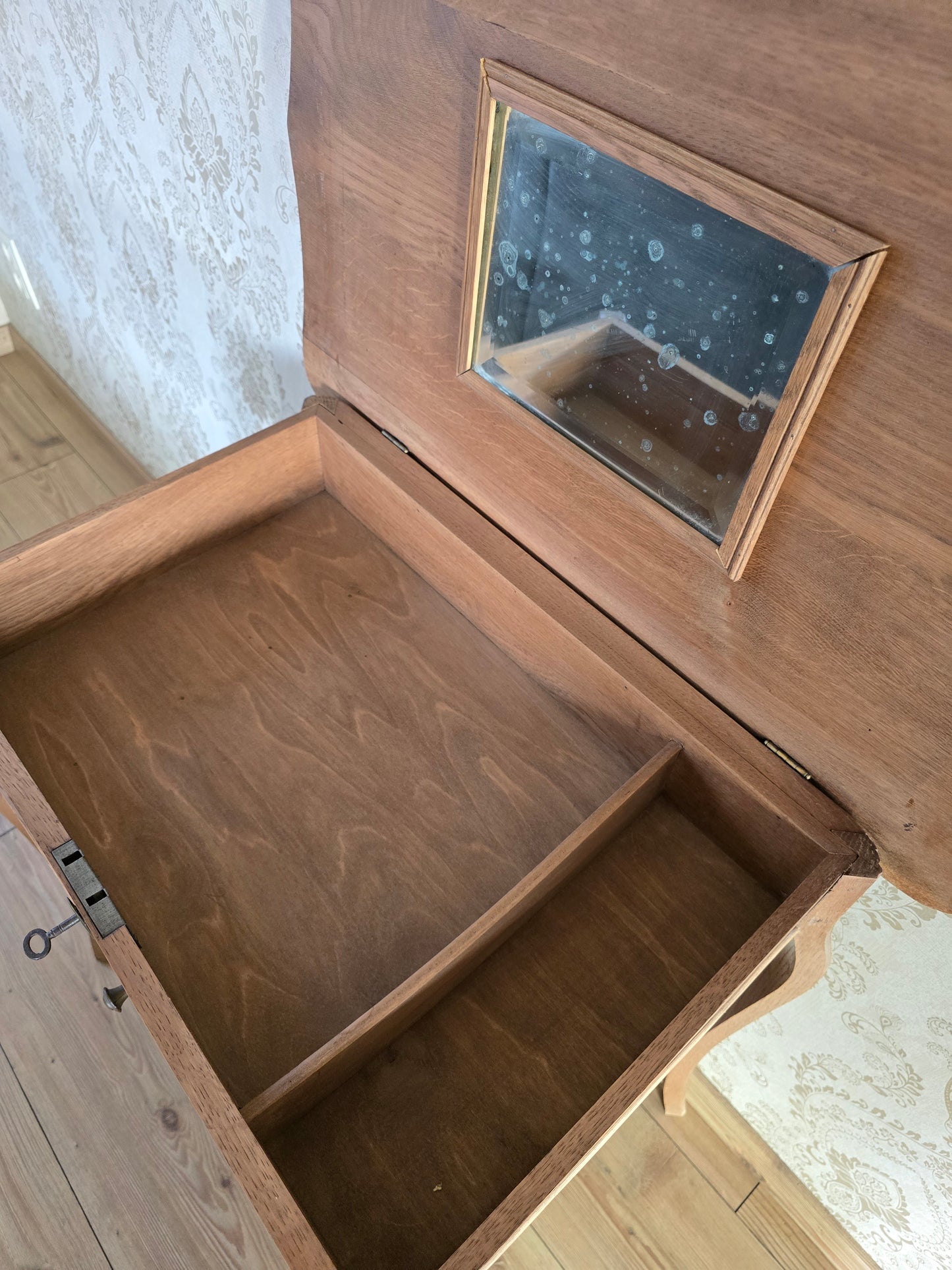 Houten bijzettafel, met spiegel, schuifje en legger