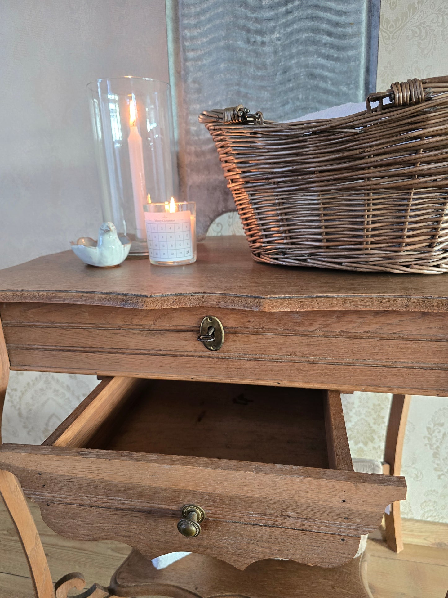 Houten bijzettafel, met spiegel, schuifje en legger