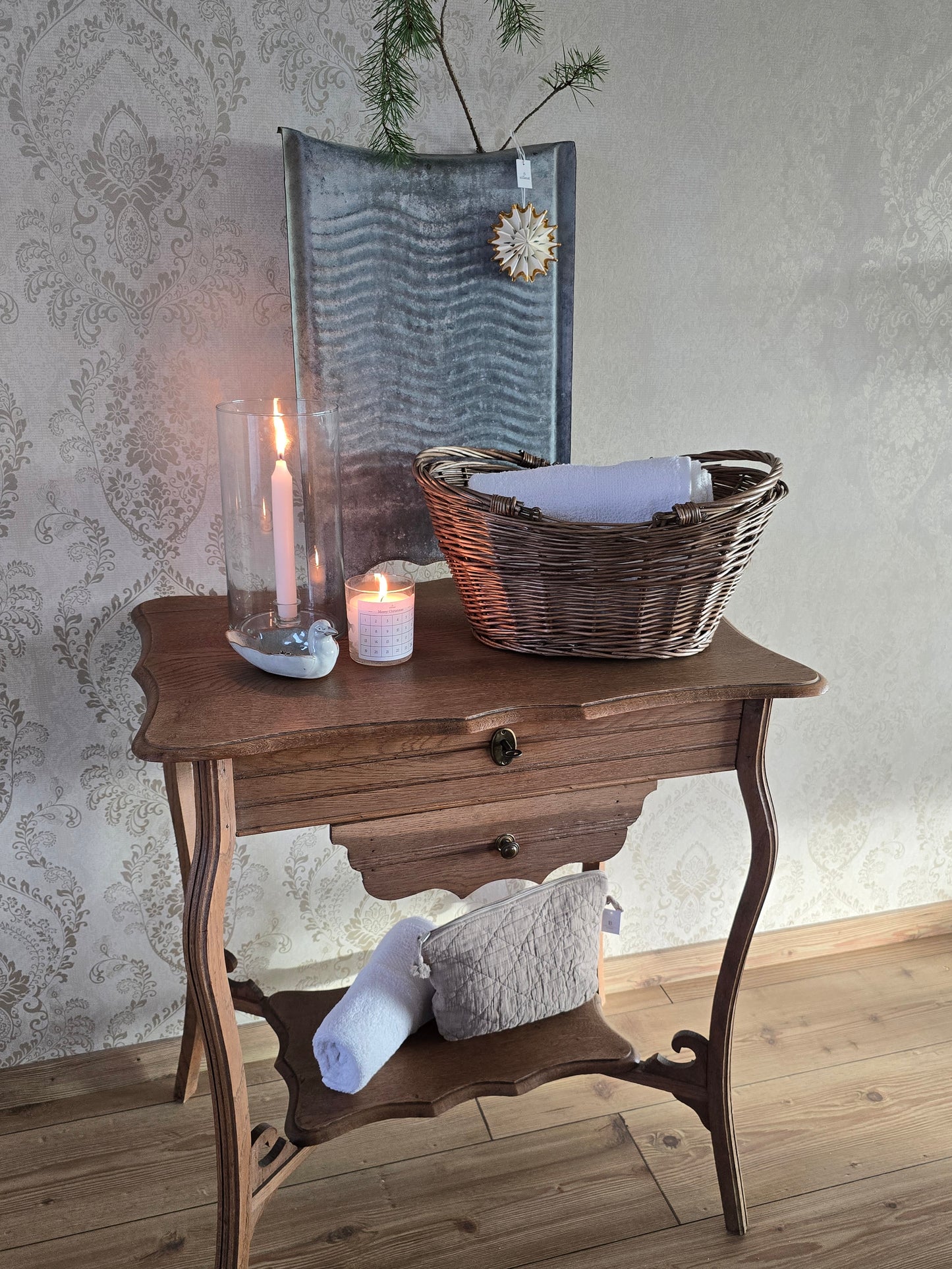 Houten bijzettafel, met spiegel, schuifje en legger