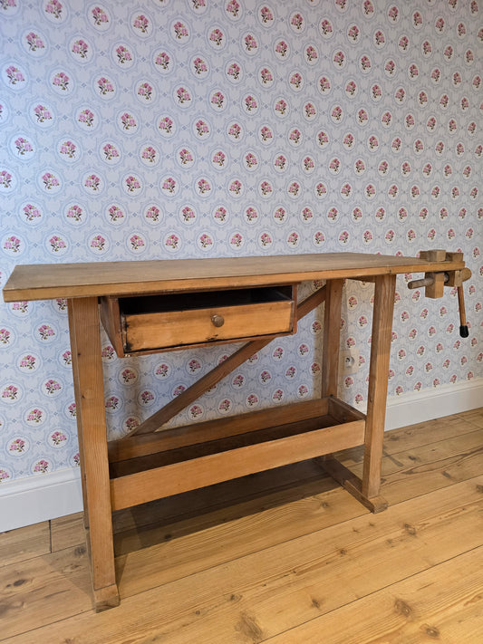 Oude houten brocante kinderwerkbank