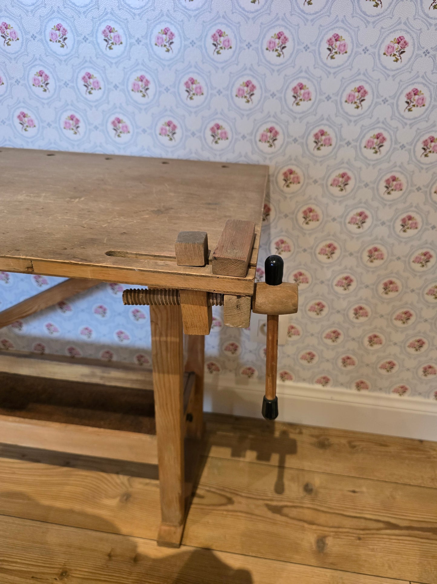 Oude houten brocante kinderwerkbank