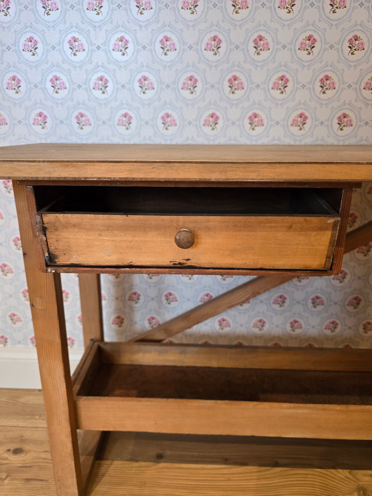 Oude houten brocante kinderwerkbank