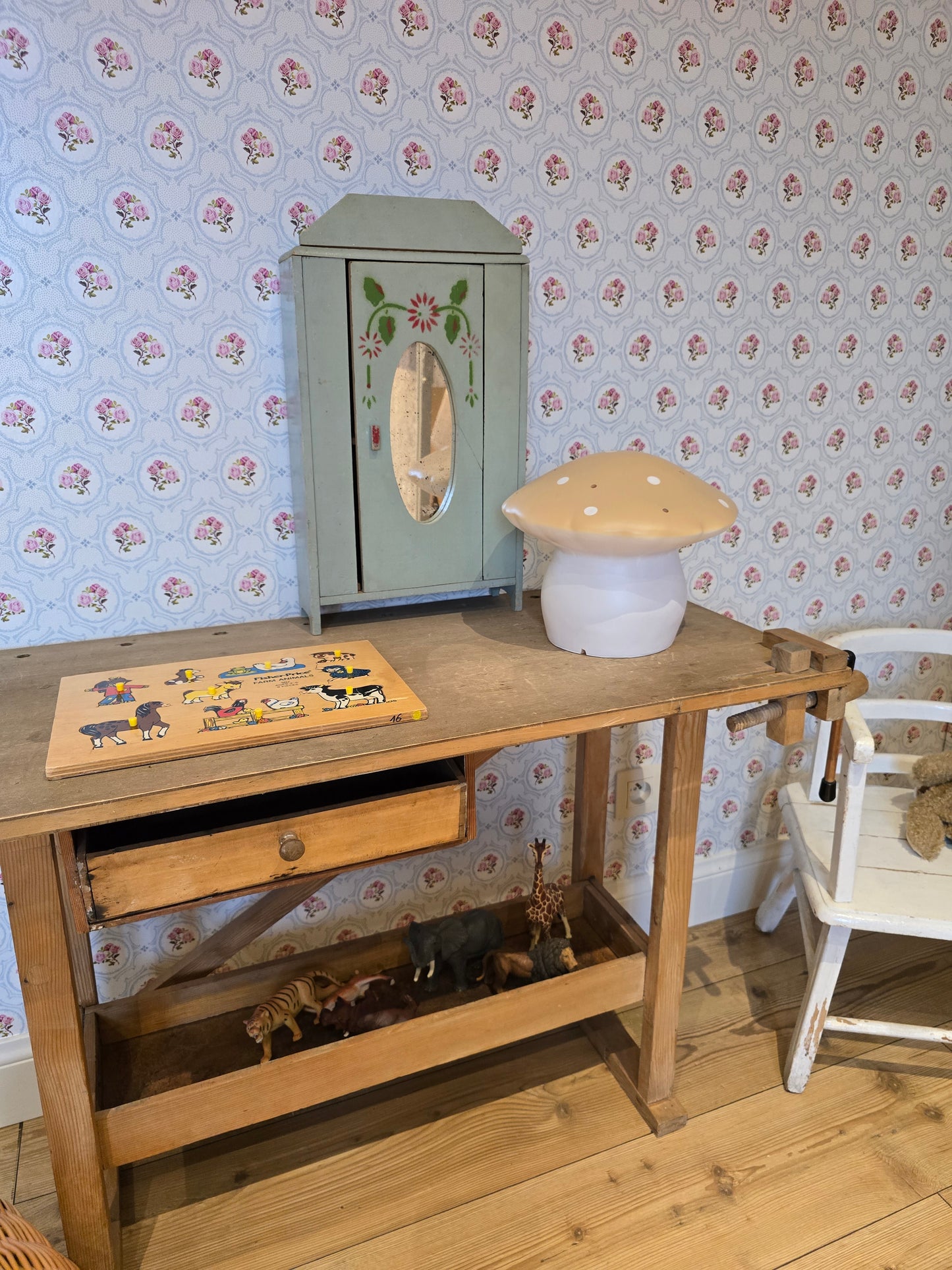 Oude houten brocante kinderwerkbank