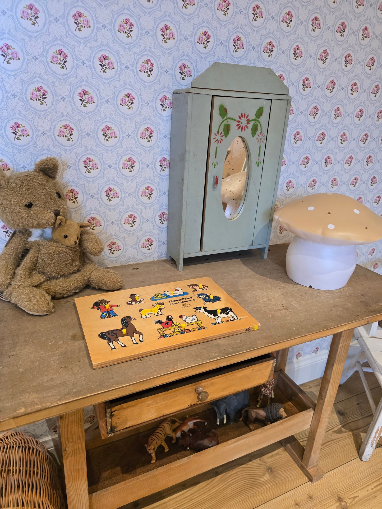 Oude houten brocante kinderwerkbank