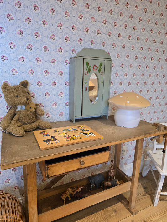 Oude houten brocante kinderwerkbank