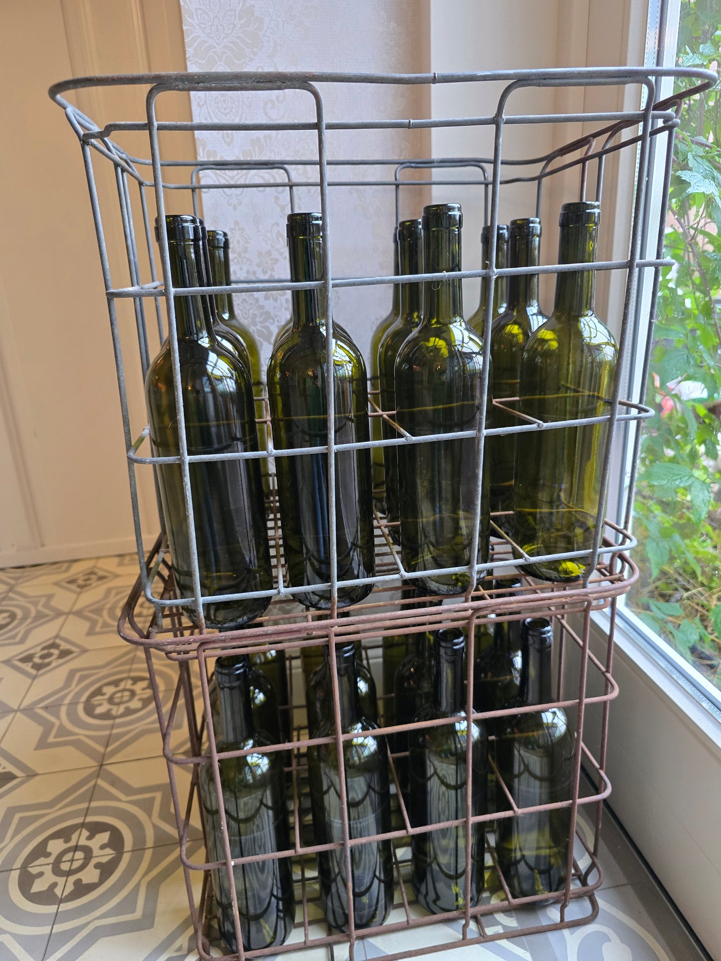 Oude metalen flessenbak met 12 vintage flessen