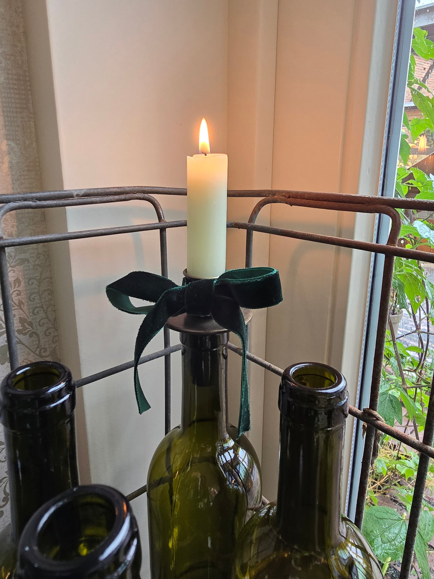 Oude metalen flessenbak met 12 vintage flessen