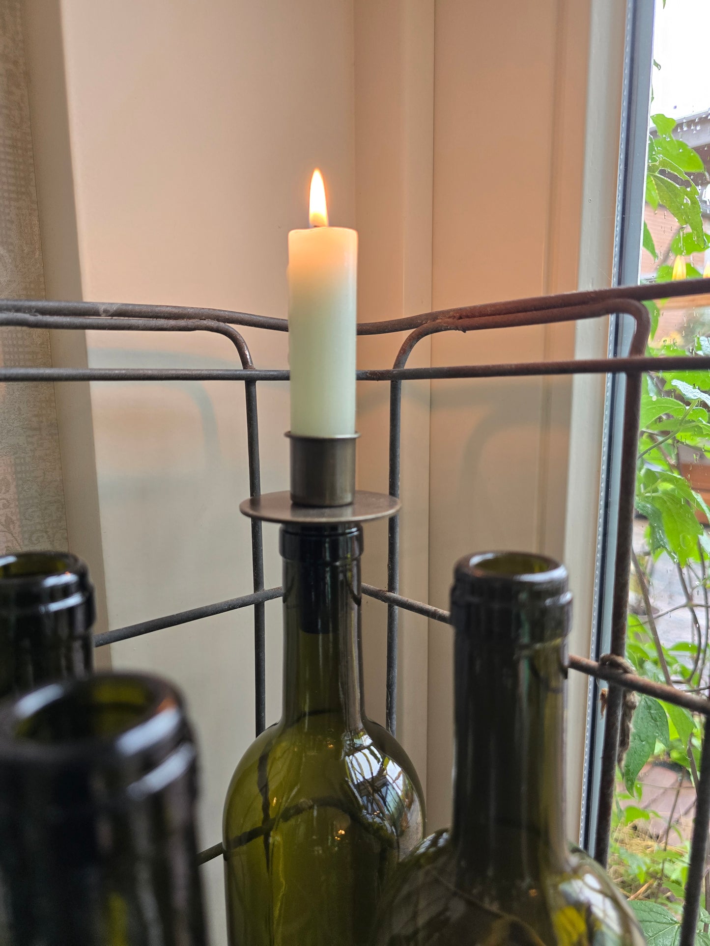 Oude metalen flessenbak met 12 vintage flessen