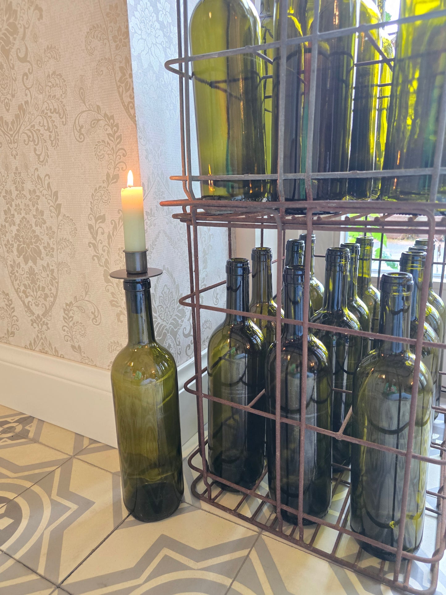 Oude metalen flessenbak met 12 vintage flessen