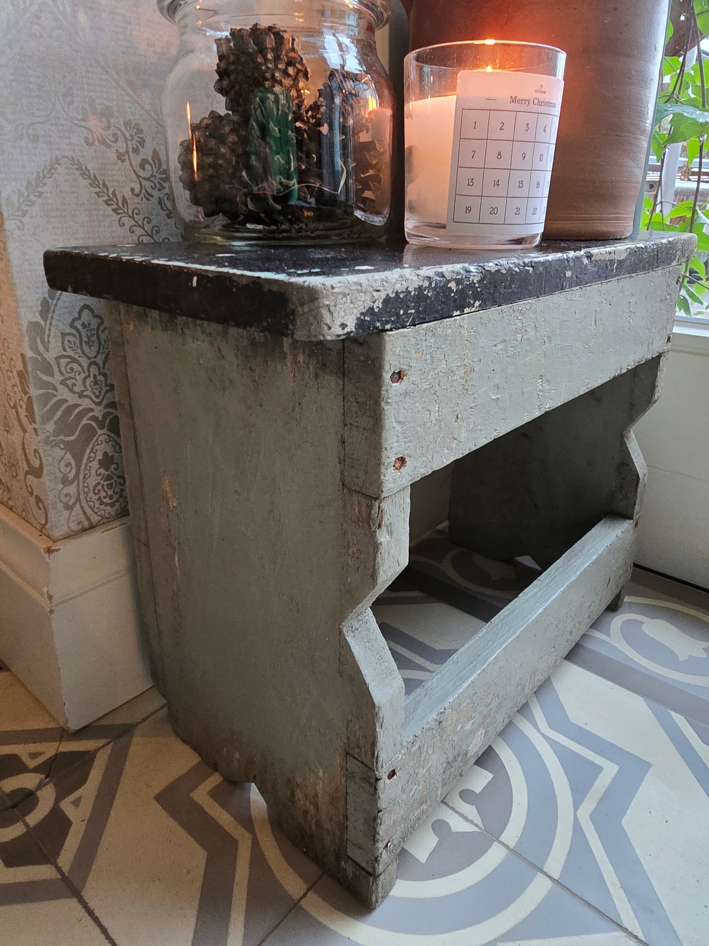 Brocante opstapje, grijs zwart