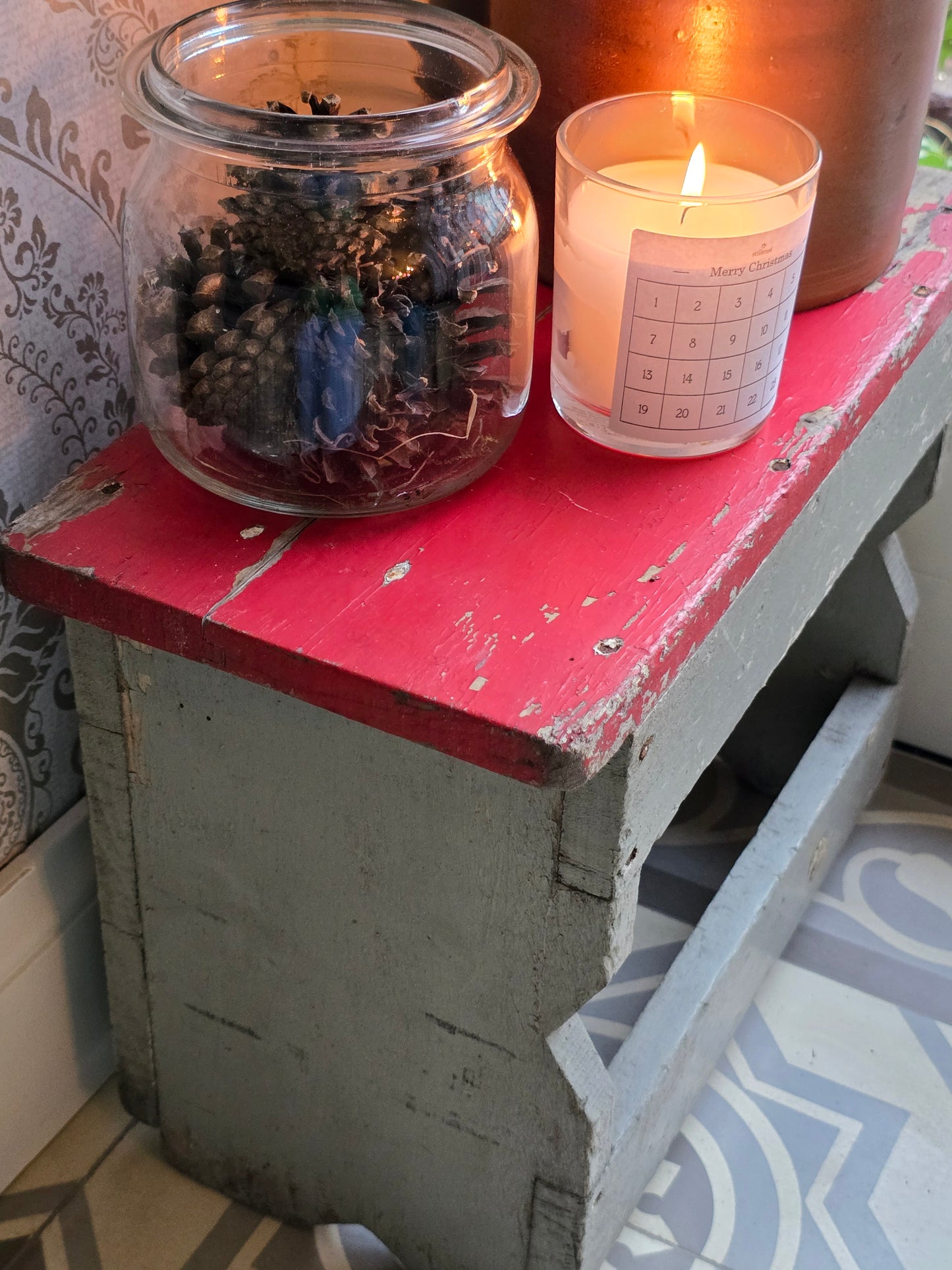 Brocante opstapje, grijs rood