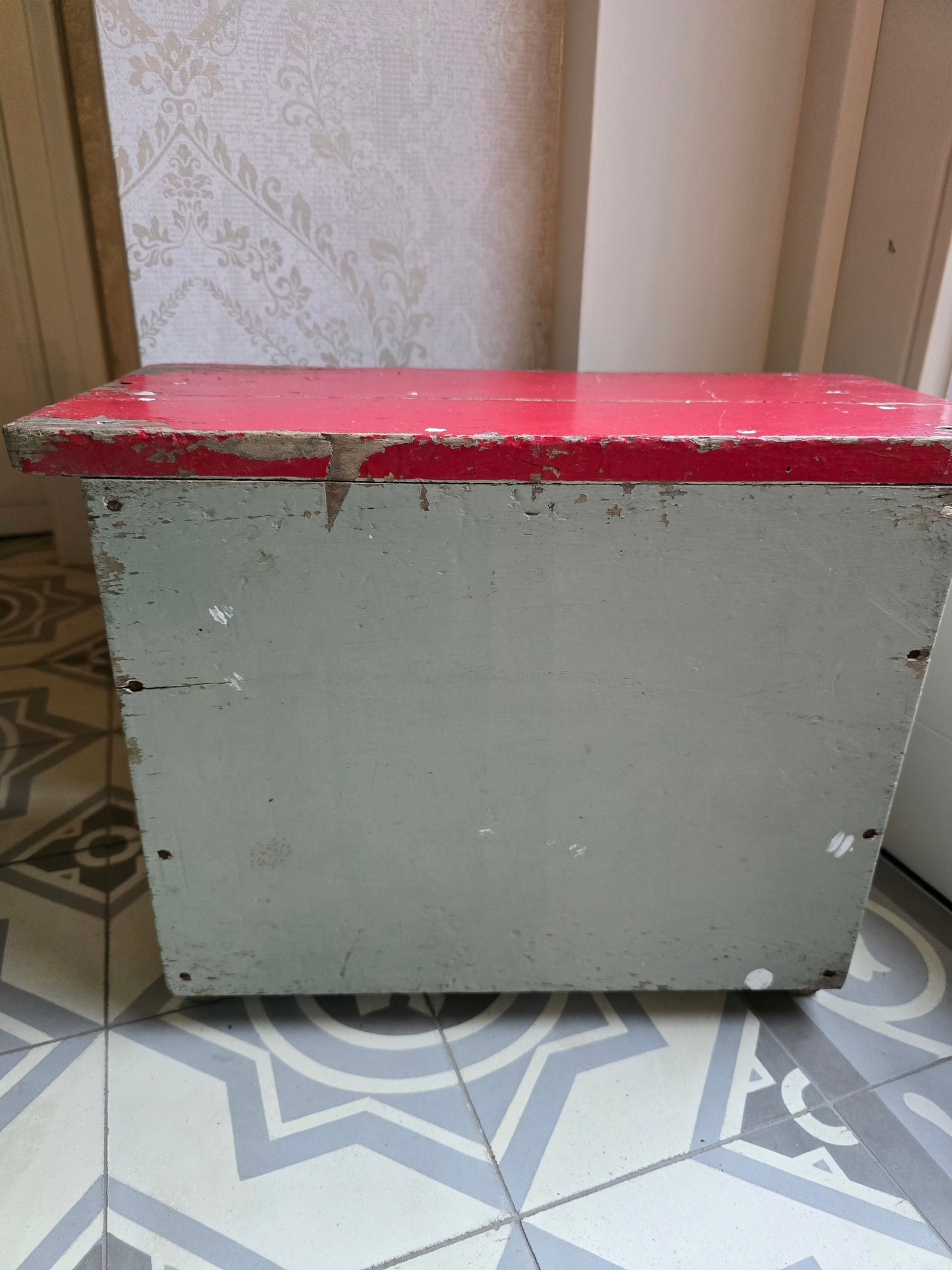 Brocante opstapje, grijs rood