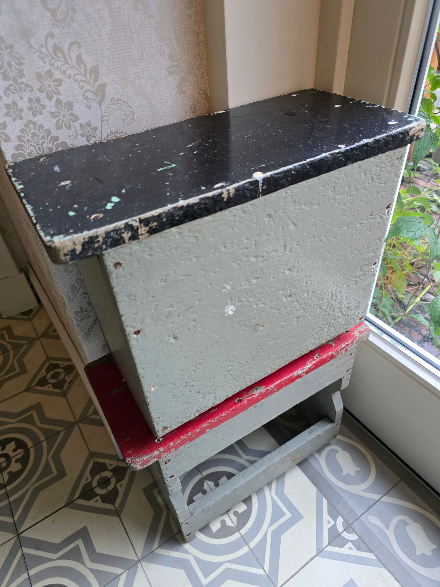 Brocante opstapje, grijs zwart