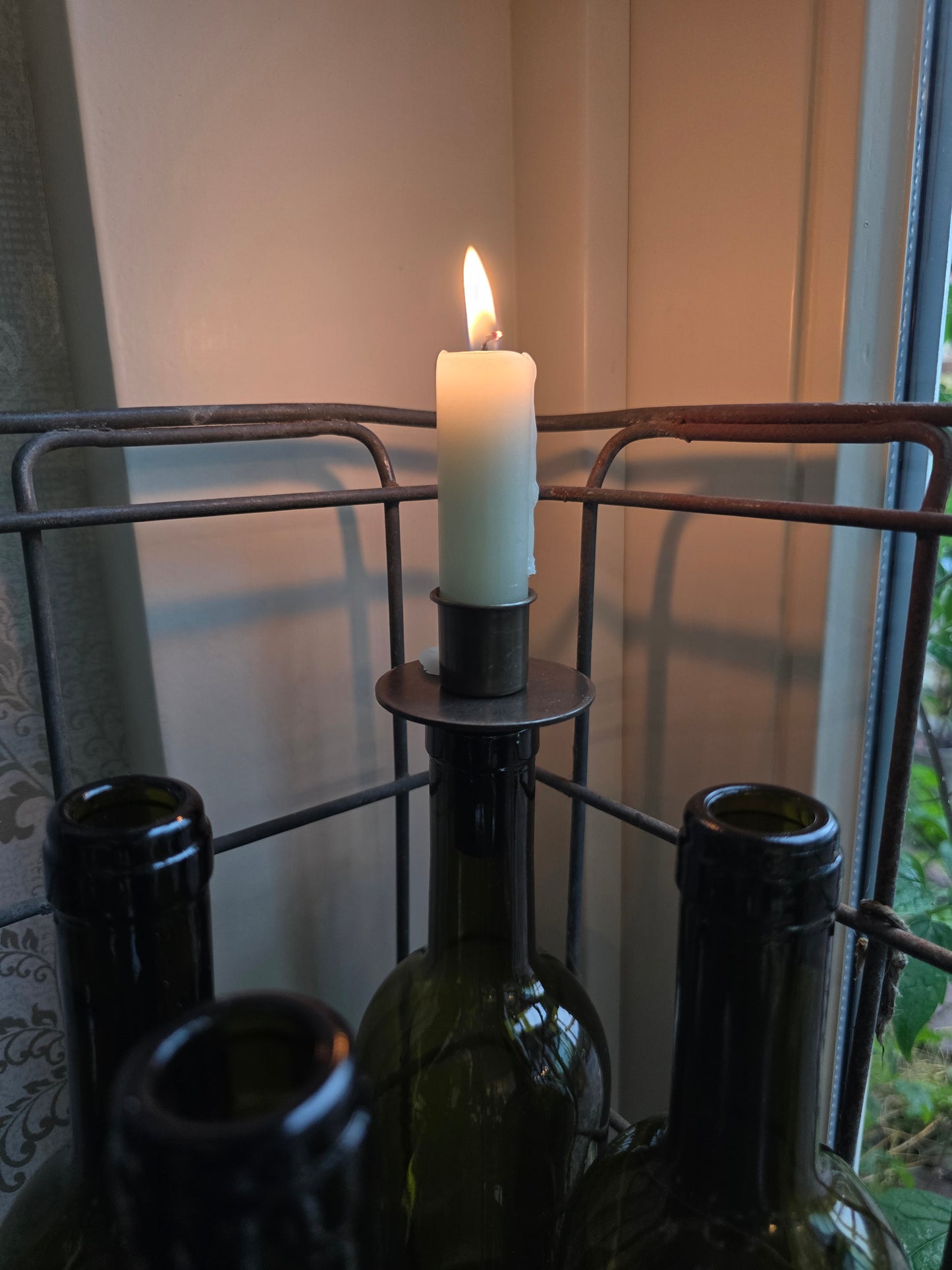 Oude metalen flessenbak met 12 vintage flessen