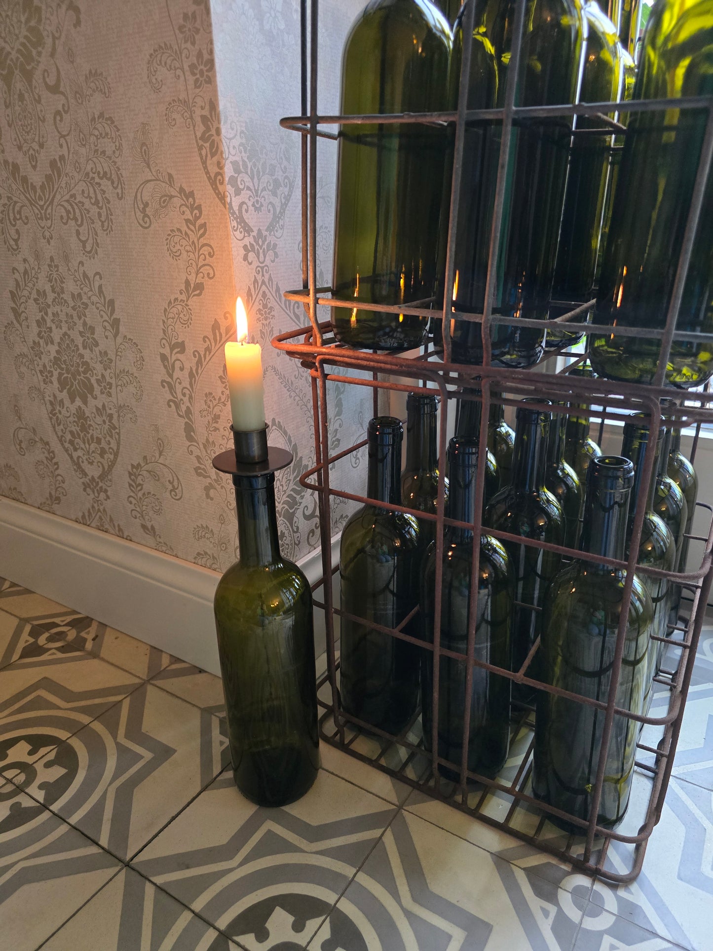 Oude metalen flessenbak met 12 vintage flessen