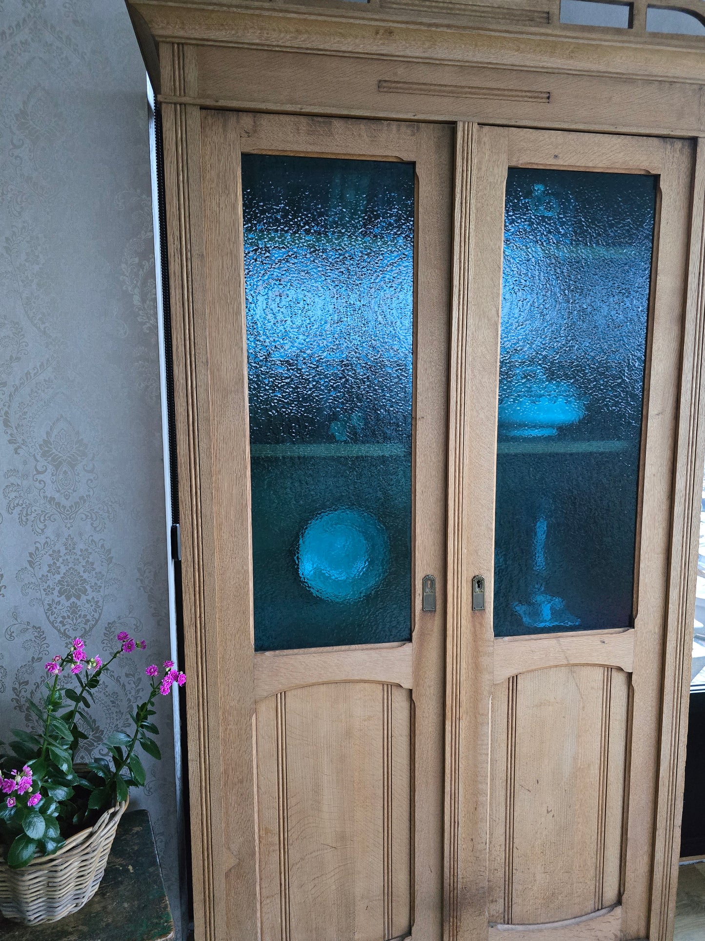 oude-brocante-kast-met-glasdeuren-vooraanzicht