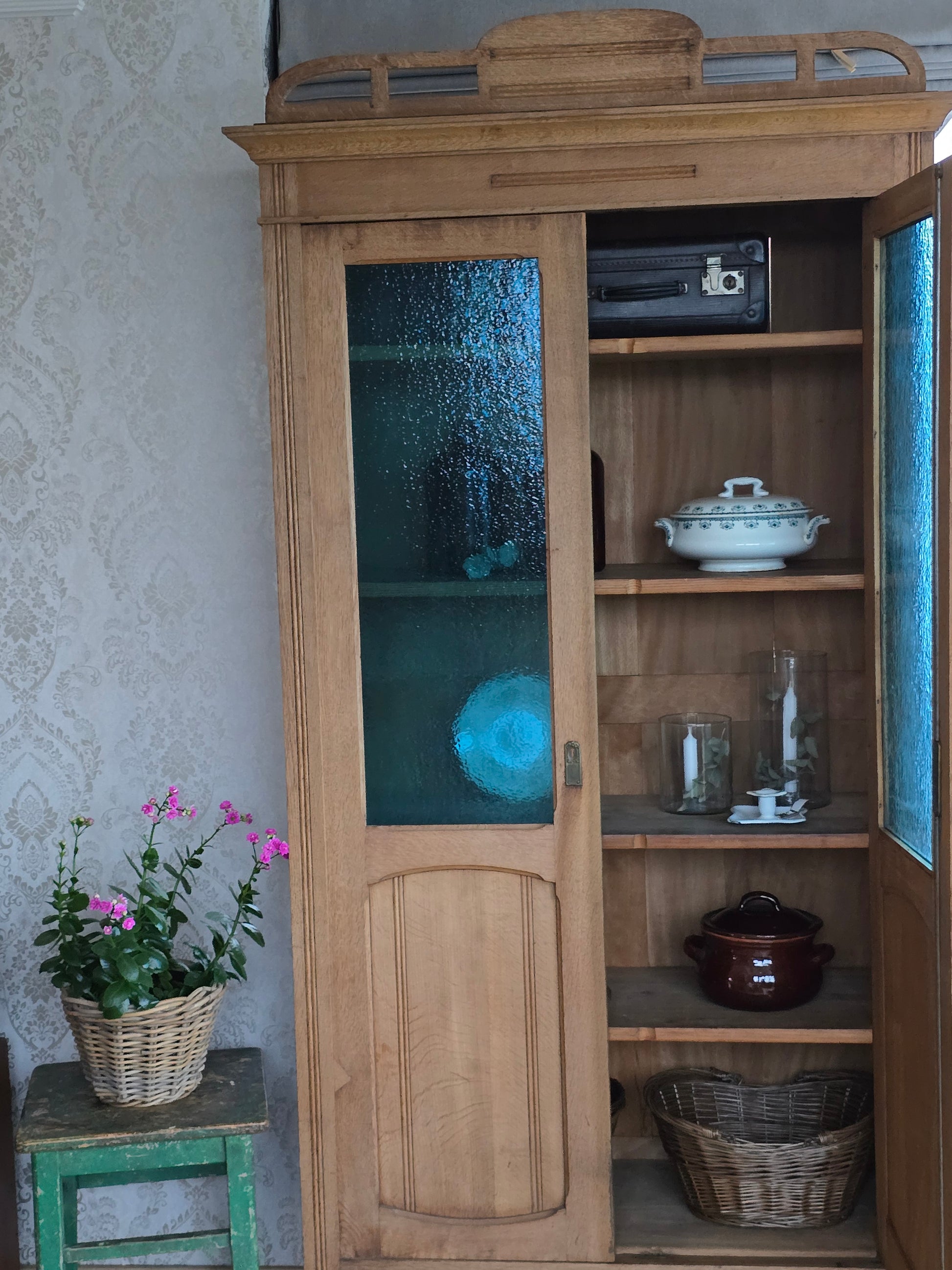 oude-brocante-kast-binnenkant