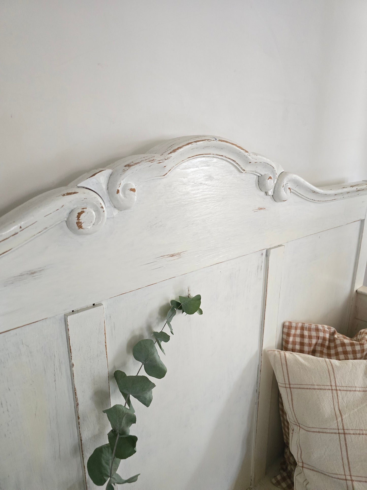 Brocante bank, wit met hoge rugleuning