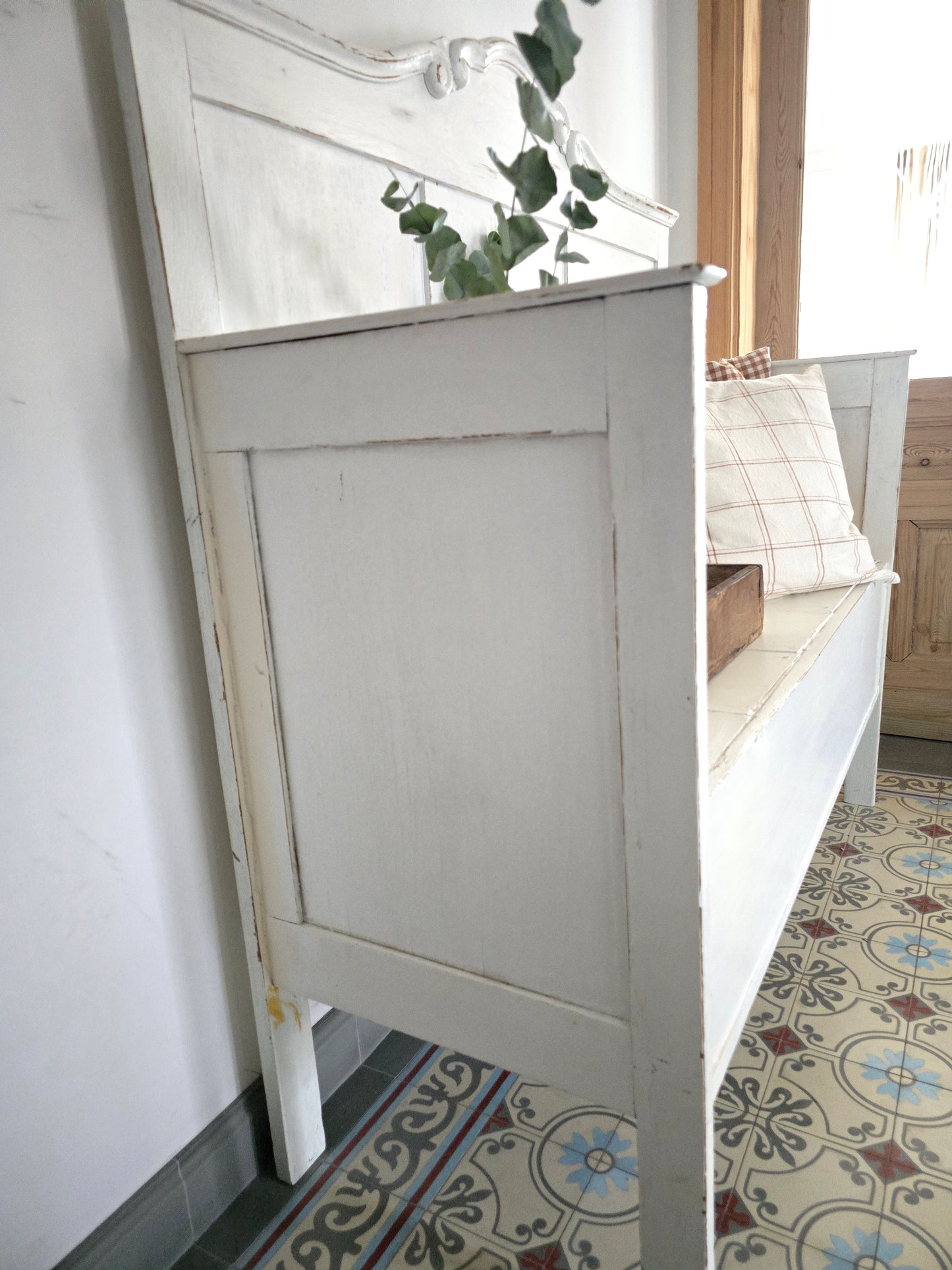 Brocante bank, wit met hoge rugleuning