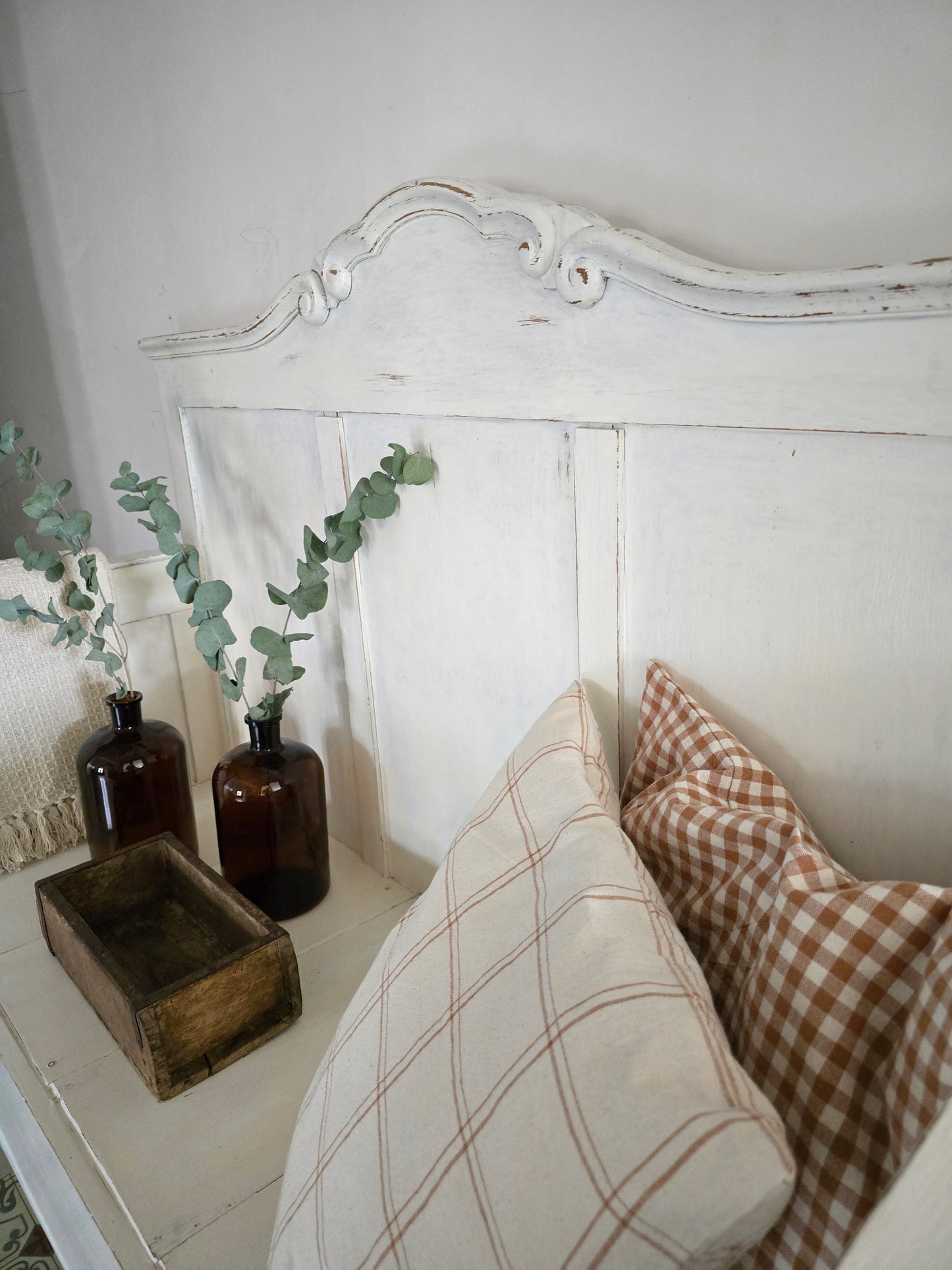 Brocante bank, wit met hoge rugleuning