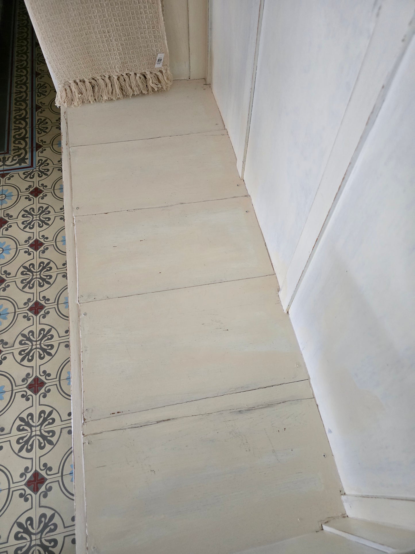 Brocante bank, wit met hoge rugleuning