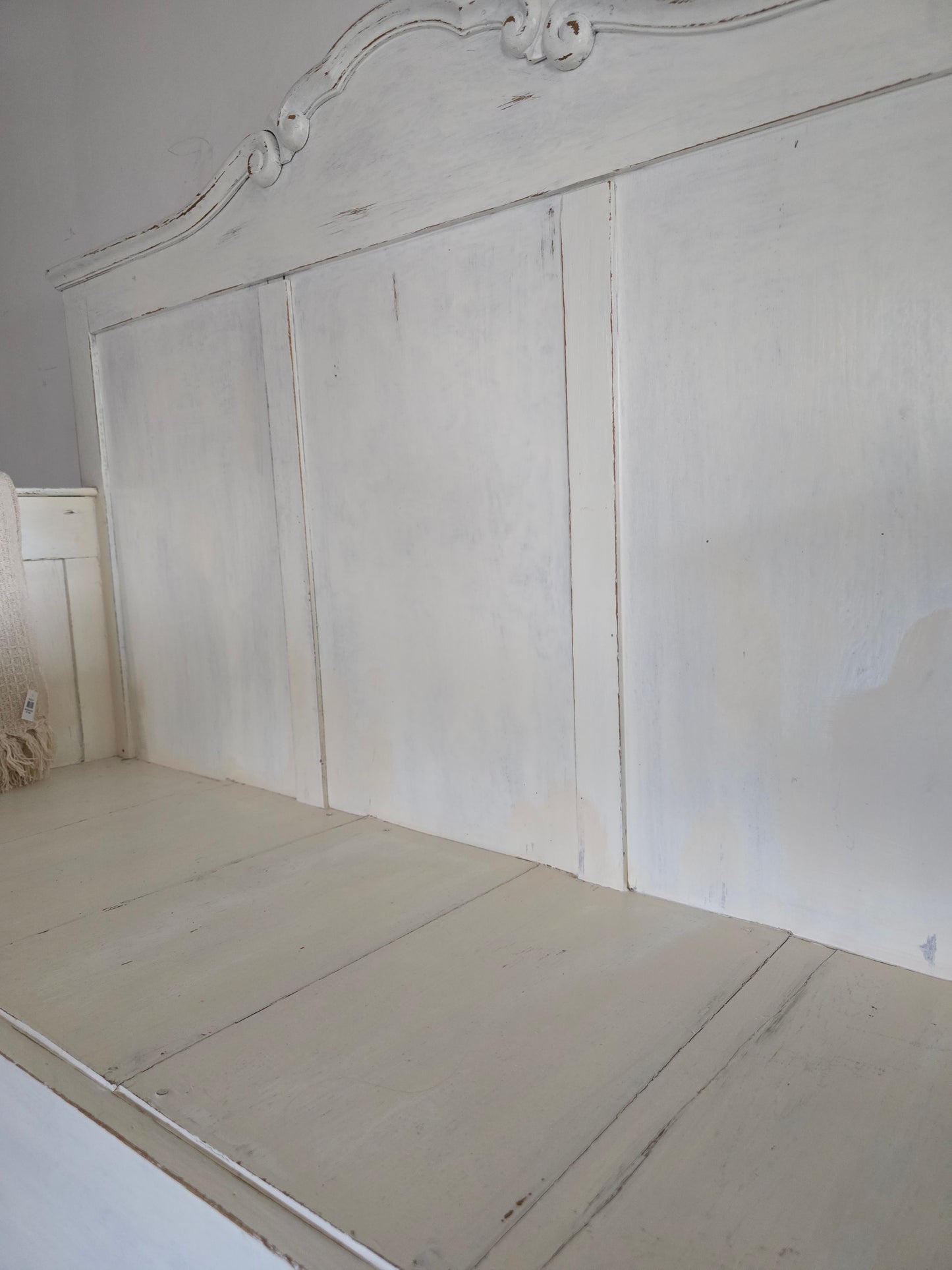 Brocante bank, wit met hoge rugleuning