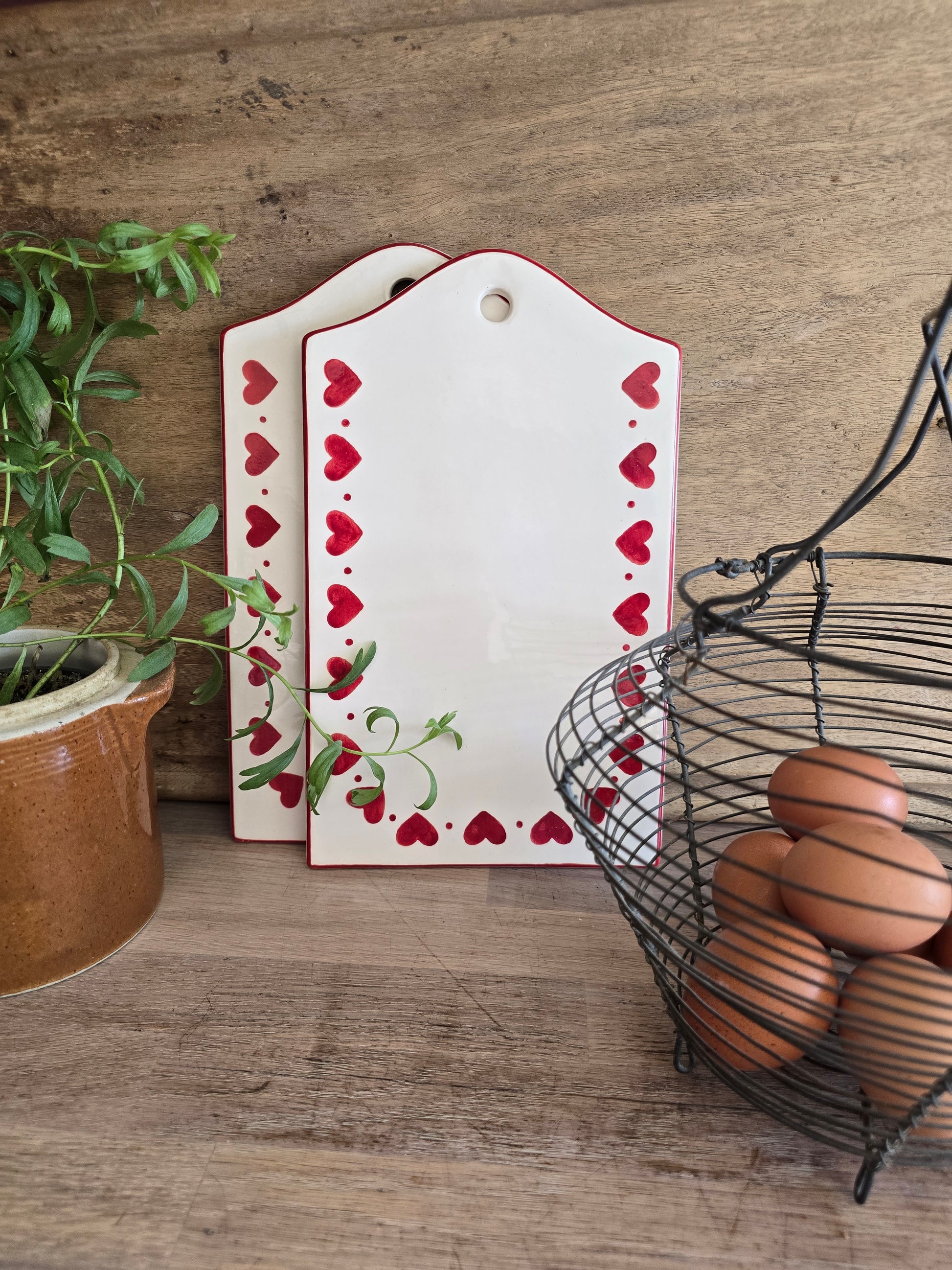 Set van 2 witte broodplankjes met rode hartjes in brocante stijl