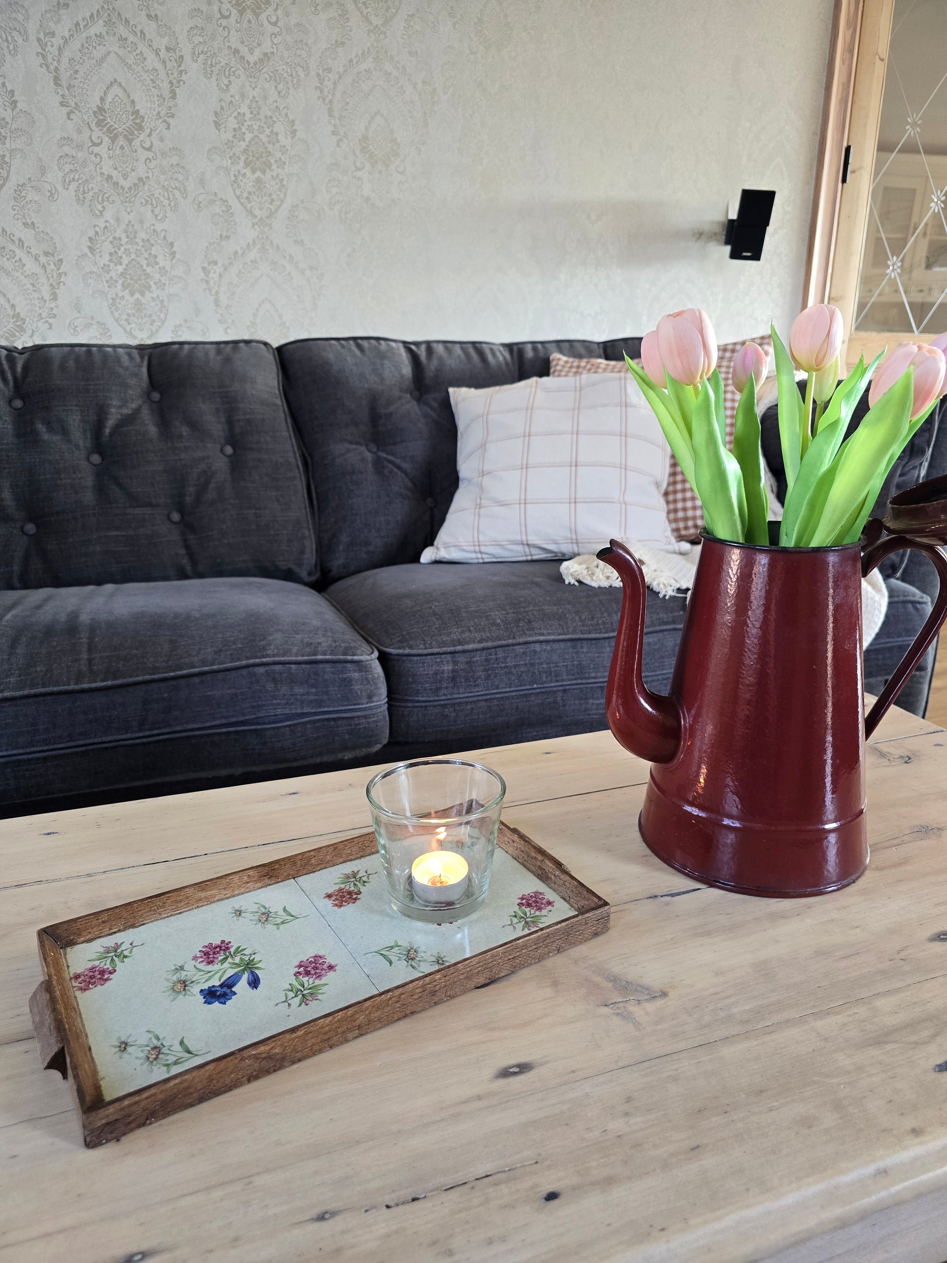 houten brocante plateau met bloemdecor op salontafel in landelijk interieur