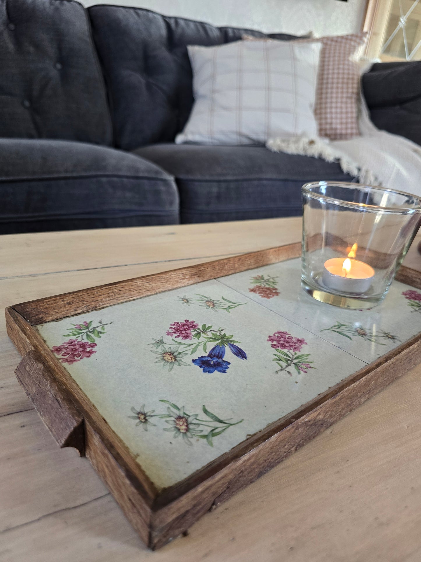 Plateau, met bloemen tegeltjes