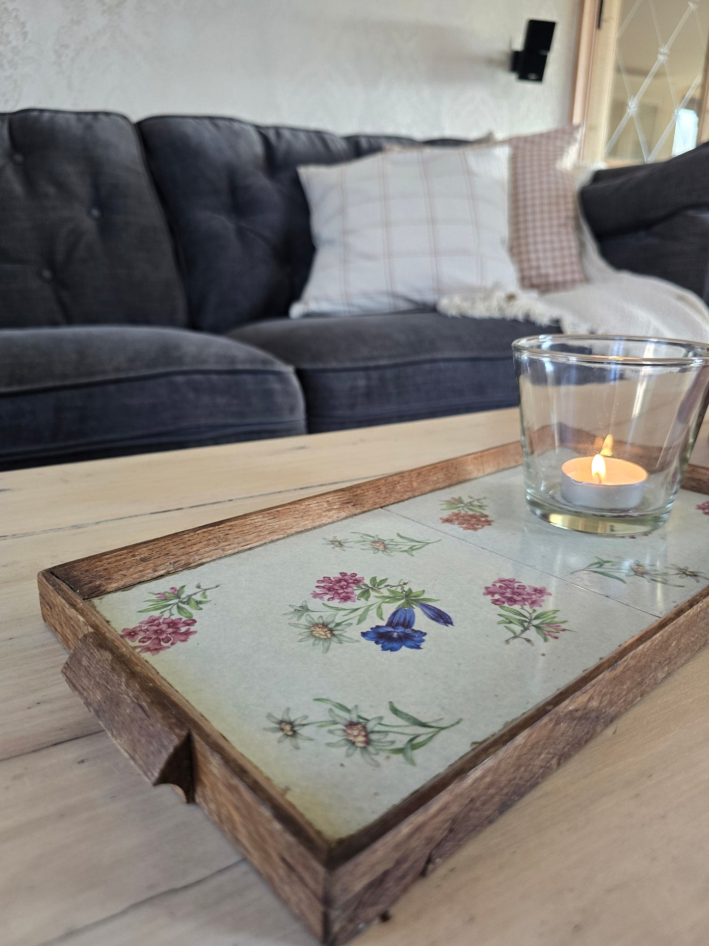 Plateau, met bloemen tegeltjes
