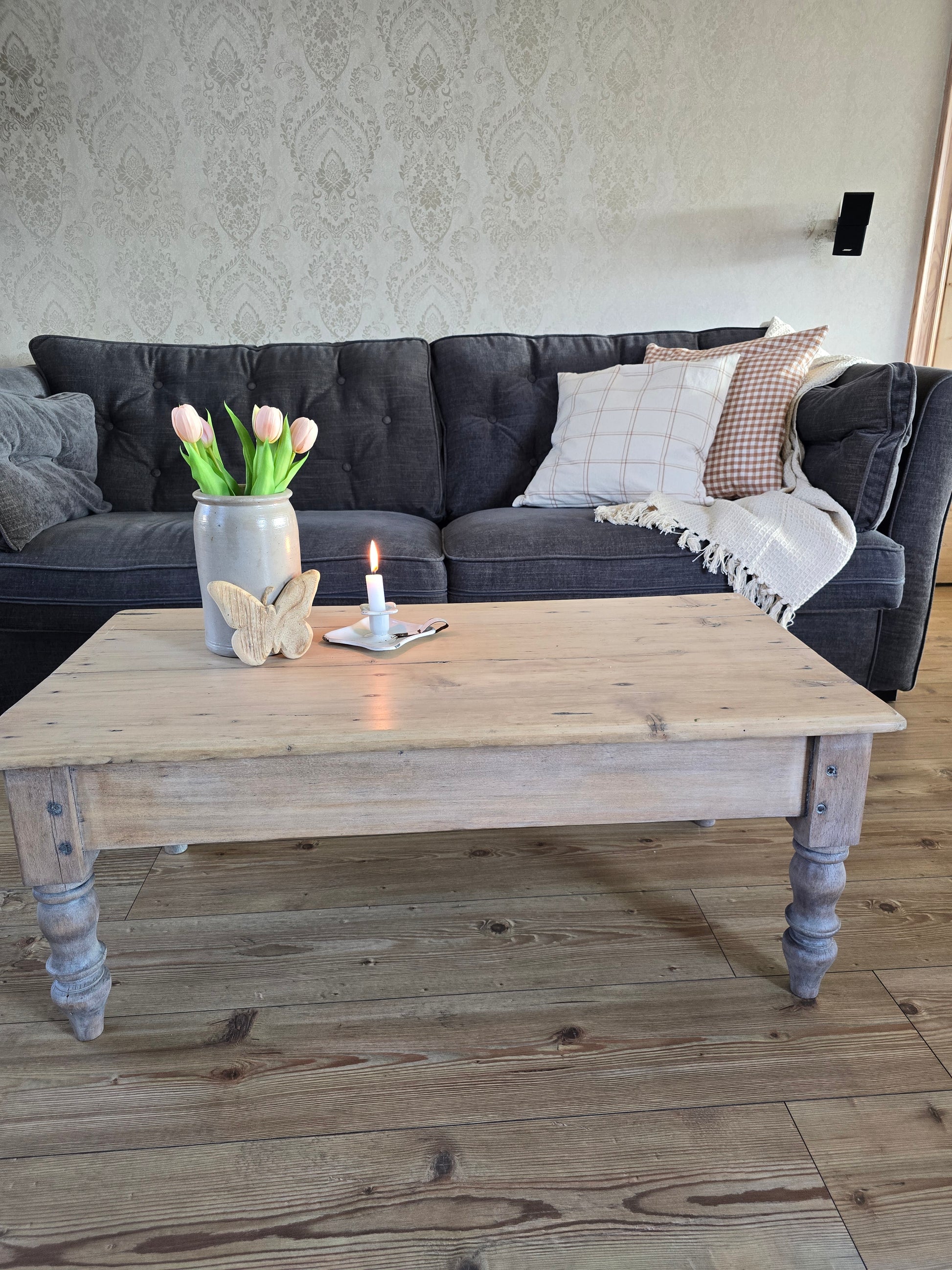 Houten salontafel in landelijke brocante stijl met robuust tafelblad en gedraaide poten