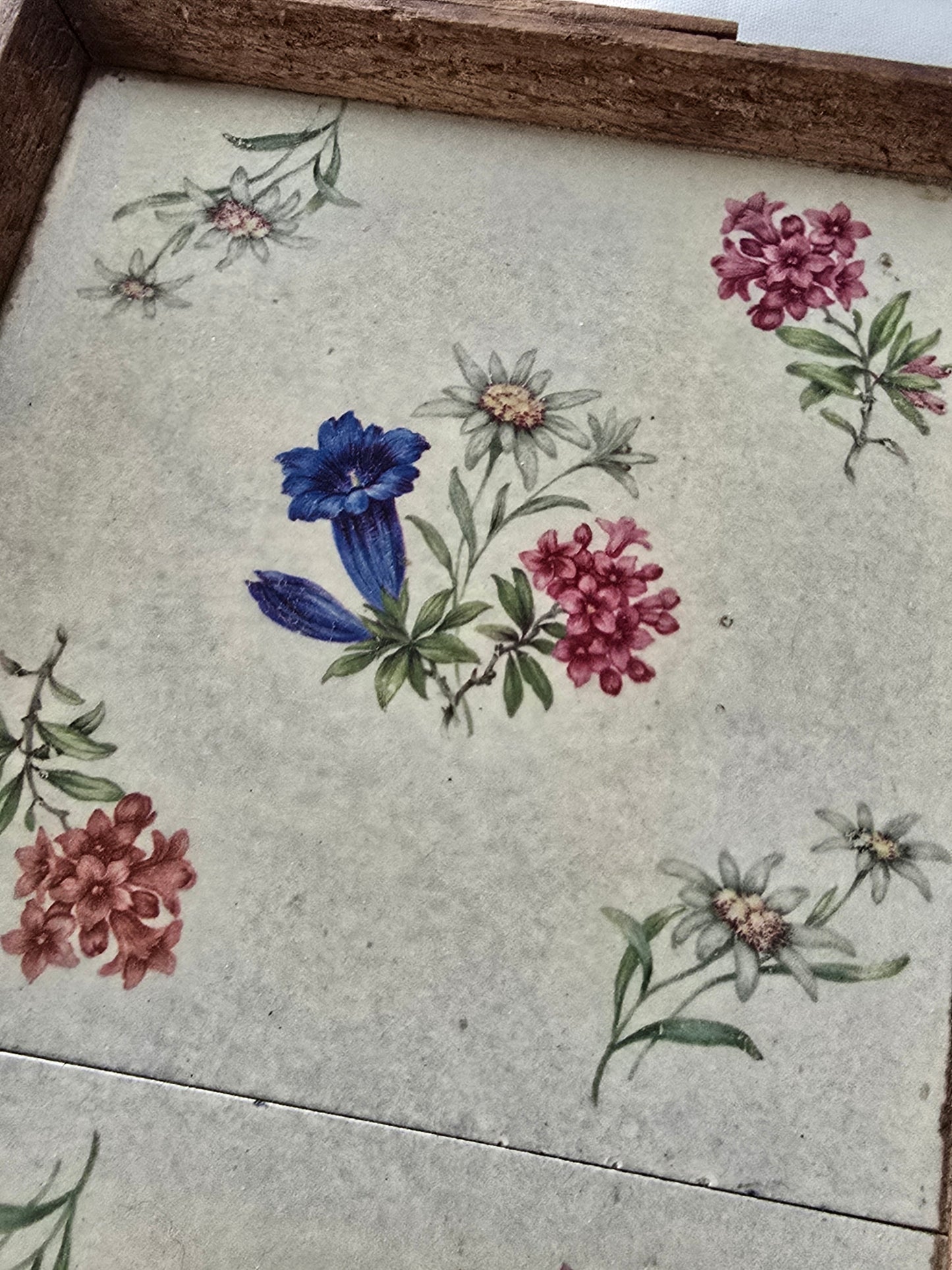 Plateau, met bloemen tegeltjes