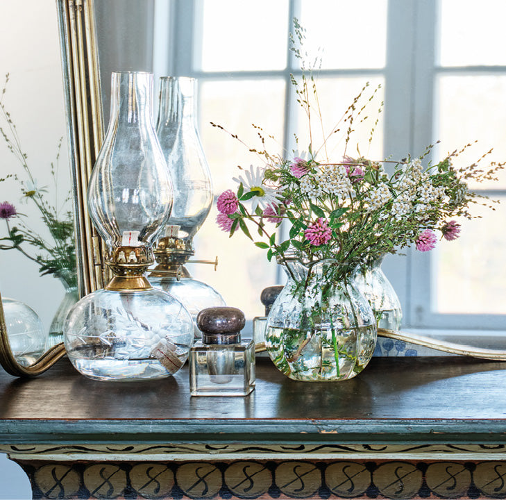 glazen vaasje Strömshaga met veldbloemen brocante interieur