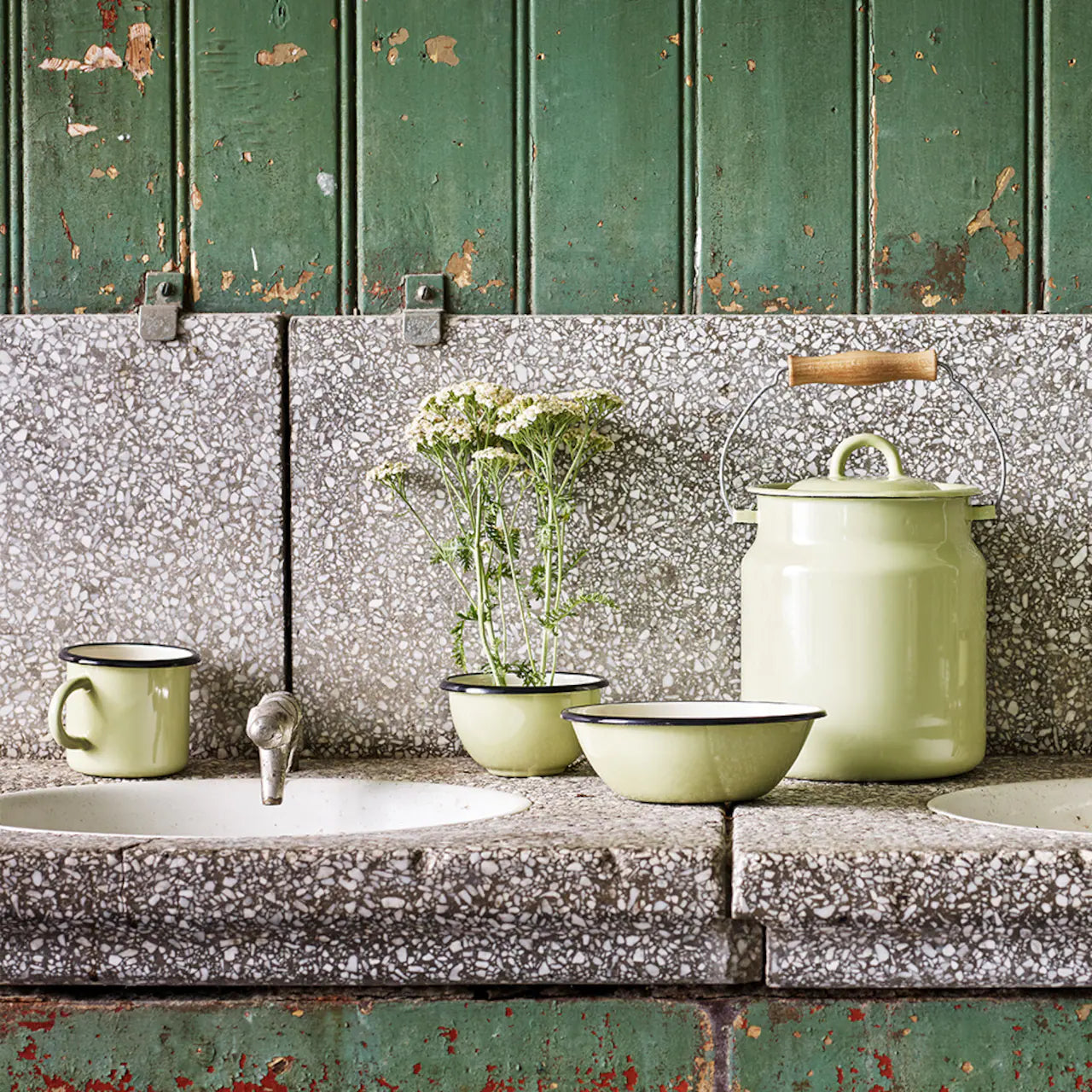 Groter groen emaille kommetje van Strömshaga, duurzaam en vintage stijl, ideaal voor ontbijt of decoratie