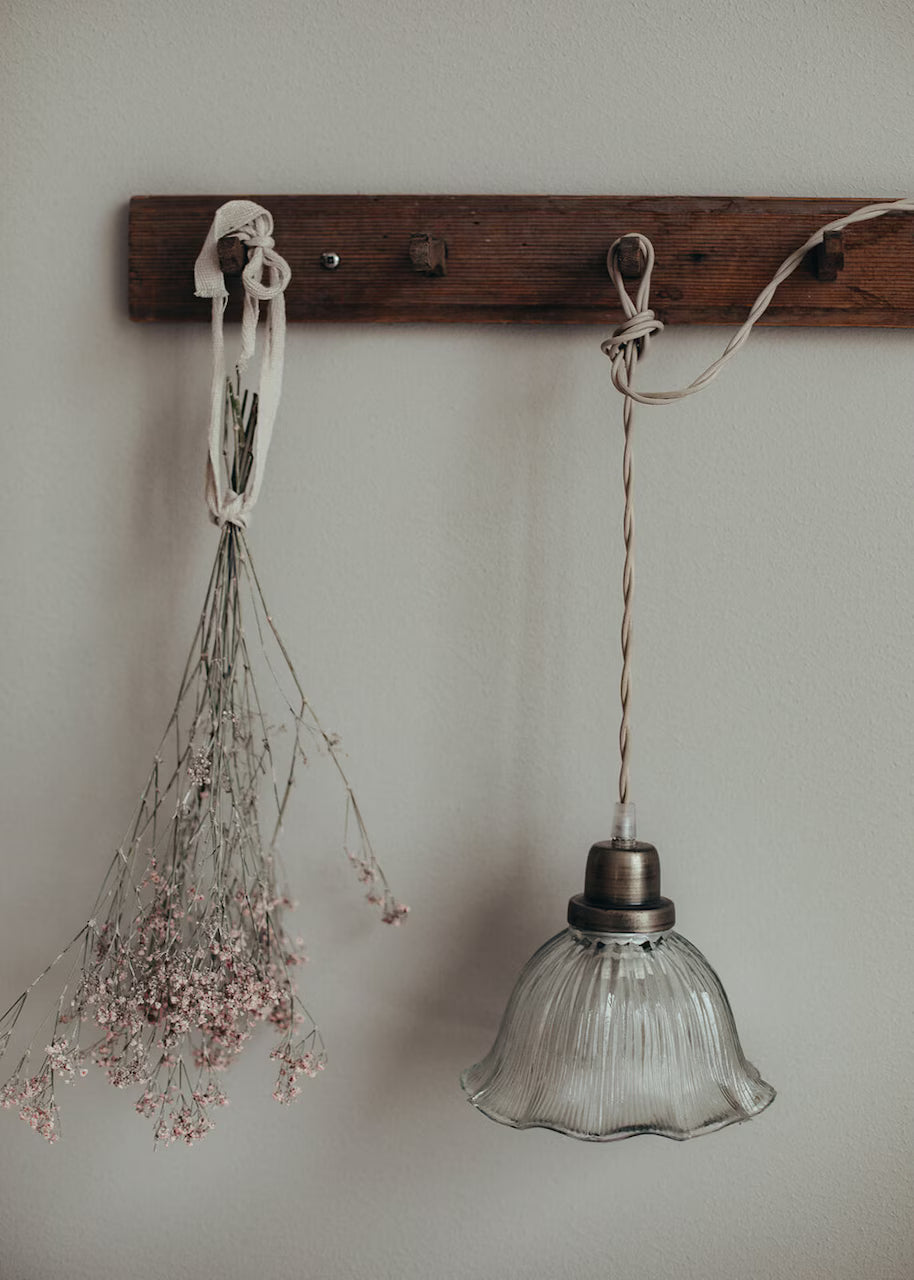 Landelijke hanglamp met golvend glas en textielsnoer